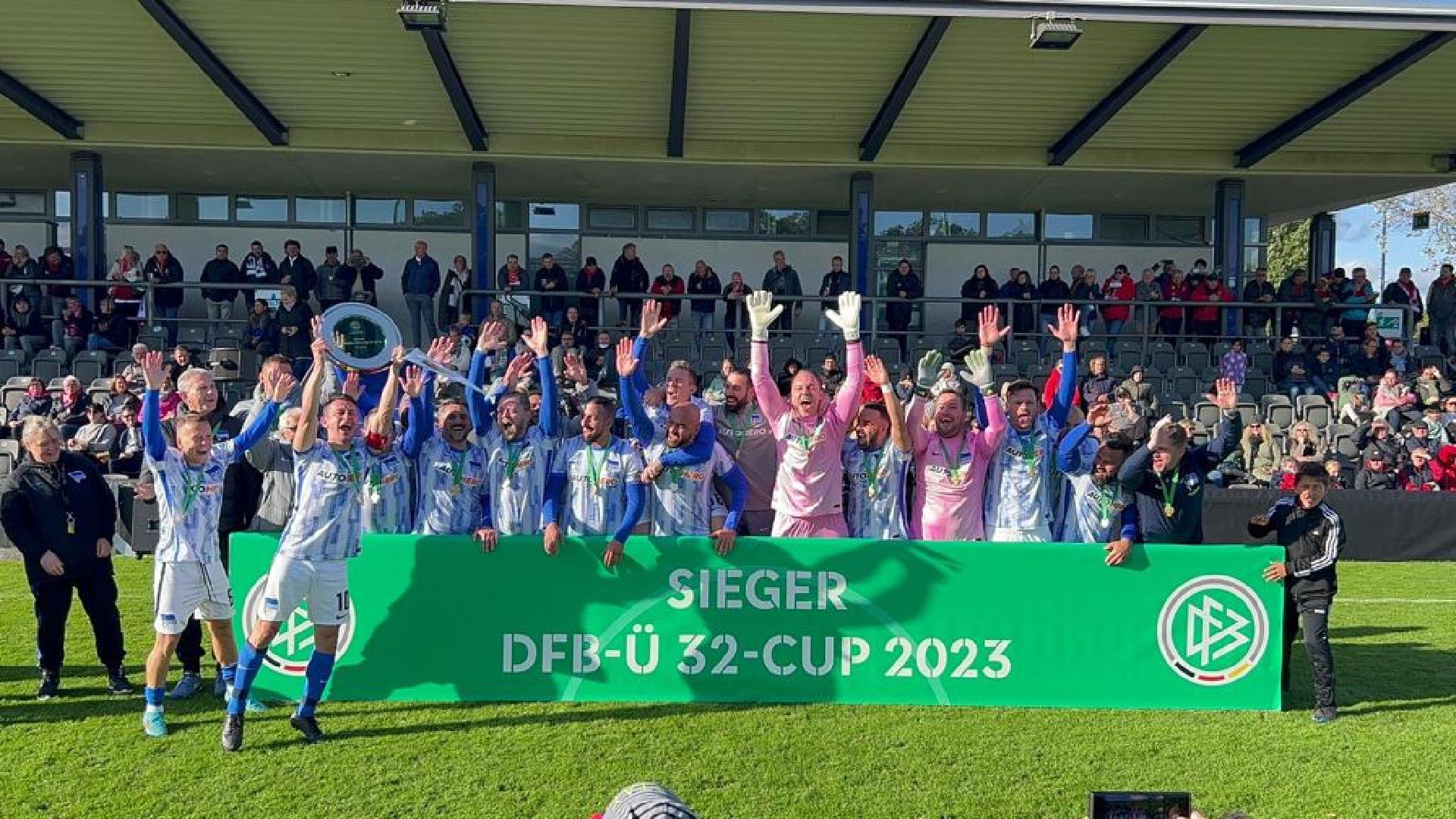 Das Siegerfoto unserer Ü32 nach dem Gewinn der Goldmedaille beim DFB-Ü32-Cup.