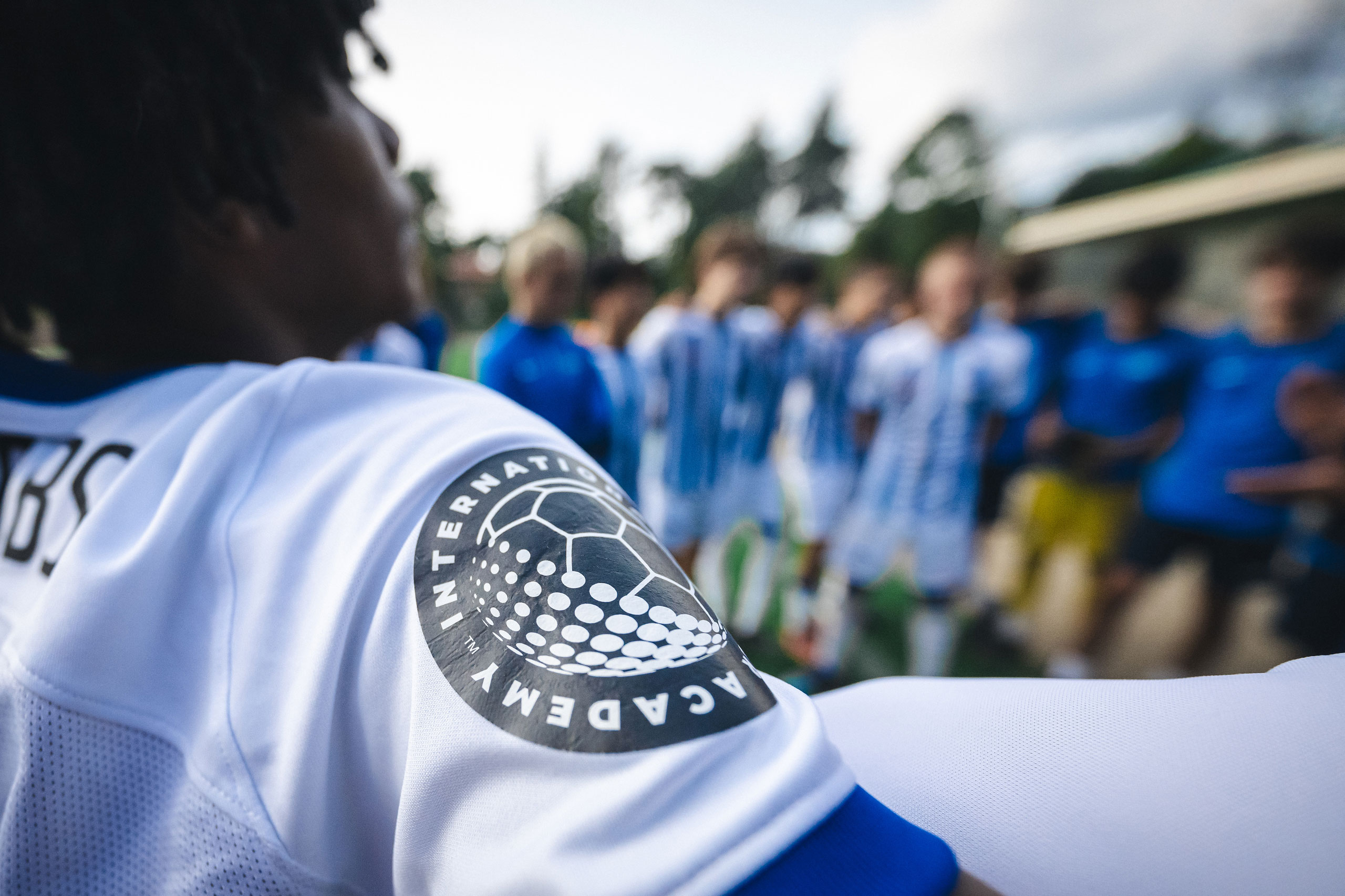 Blick über die Schulter des Mannschaftskreises unseres Integrated Soccer Academy Teams.