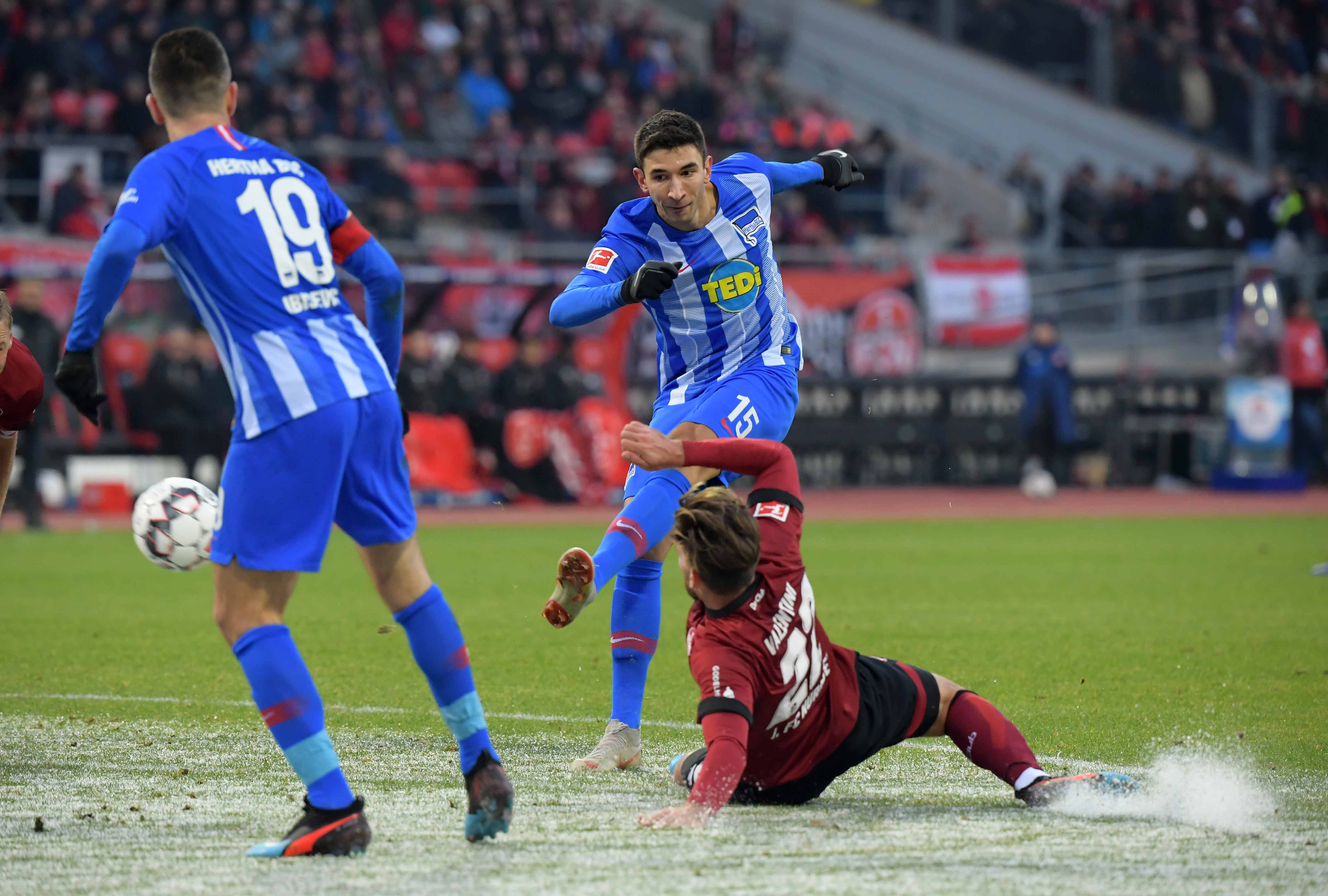 Marko Grujić zieht im Duell mit dem FCN ab.