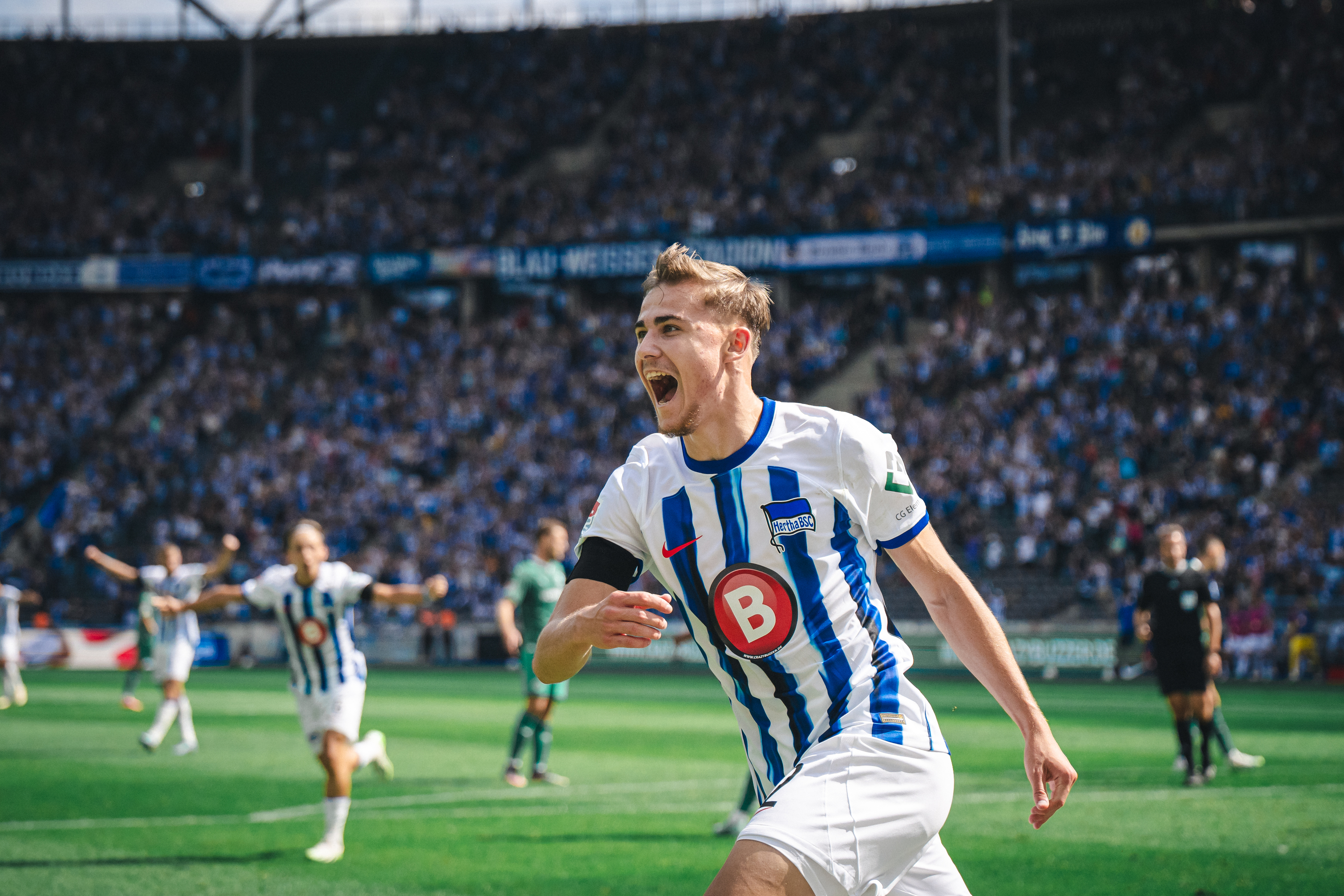 Marten Winkler bejubelt einen Treffer im Olympiastadion.