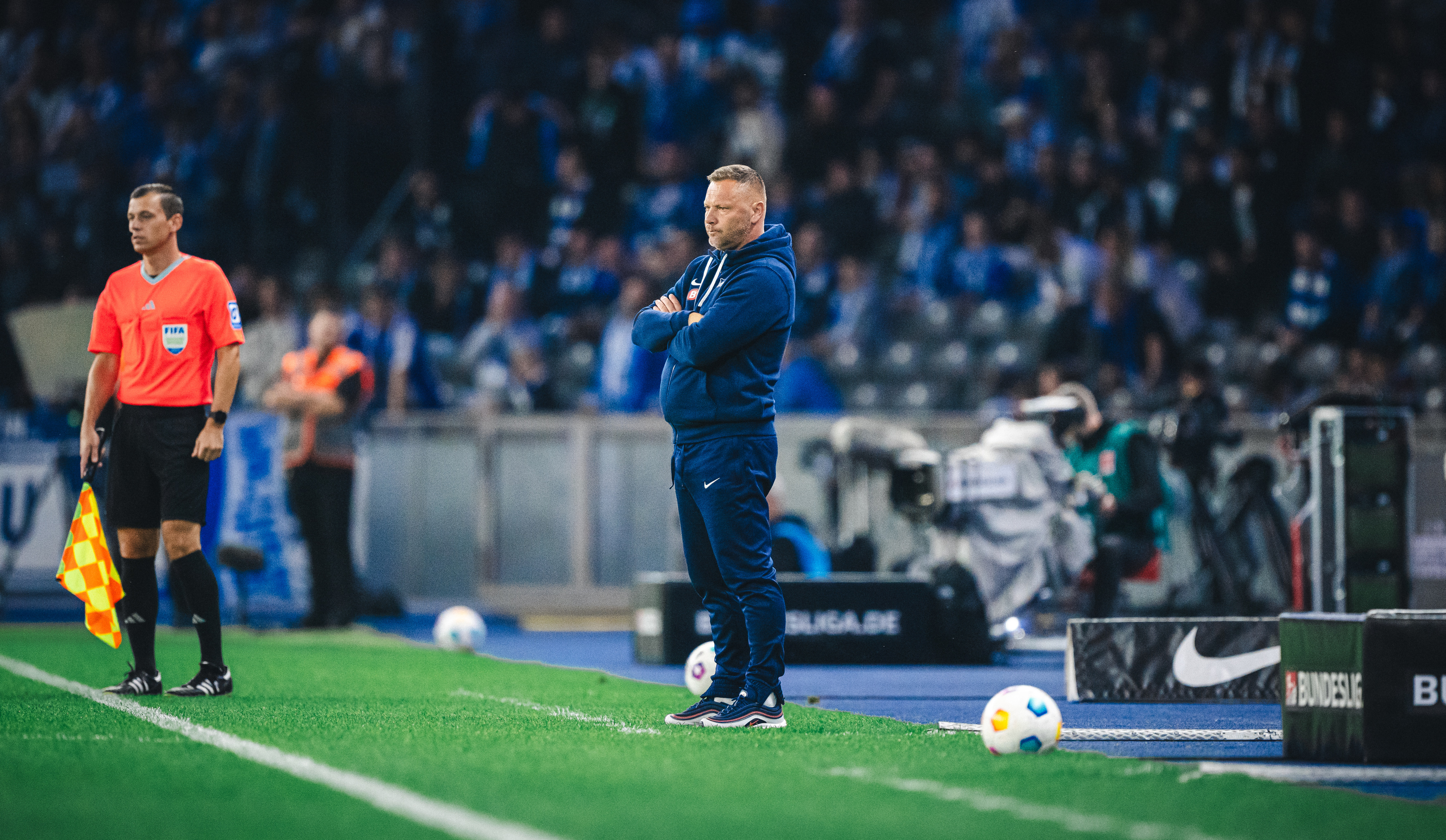 Pál Dárdai steht mit verschränkten Armen an der Seitenlinie.