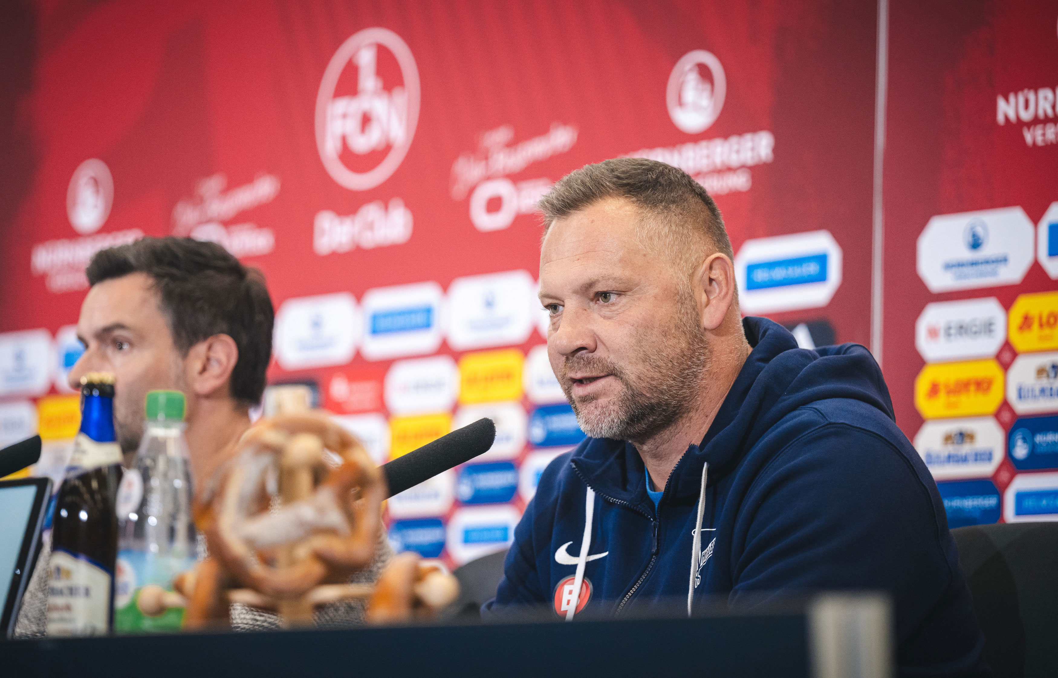 Pál Dárdai auf der Pressekonferenz nach dem Spiel in Nürnberg.