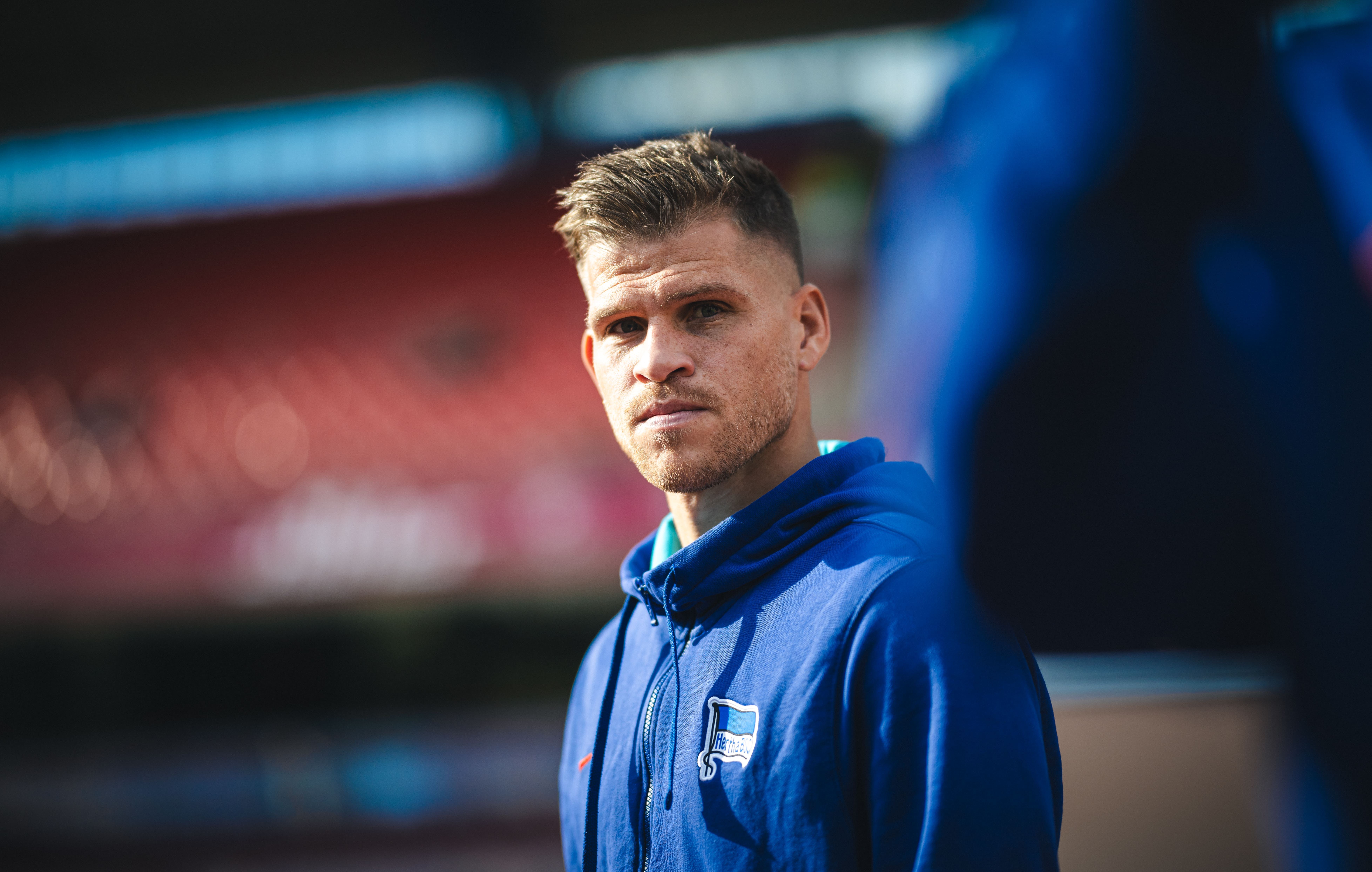 Florian Niederlechner schaut in die Kamera.