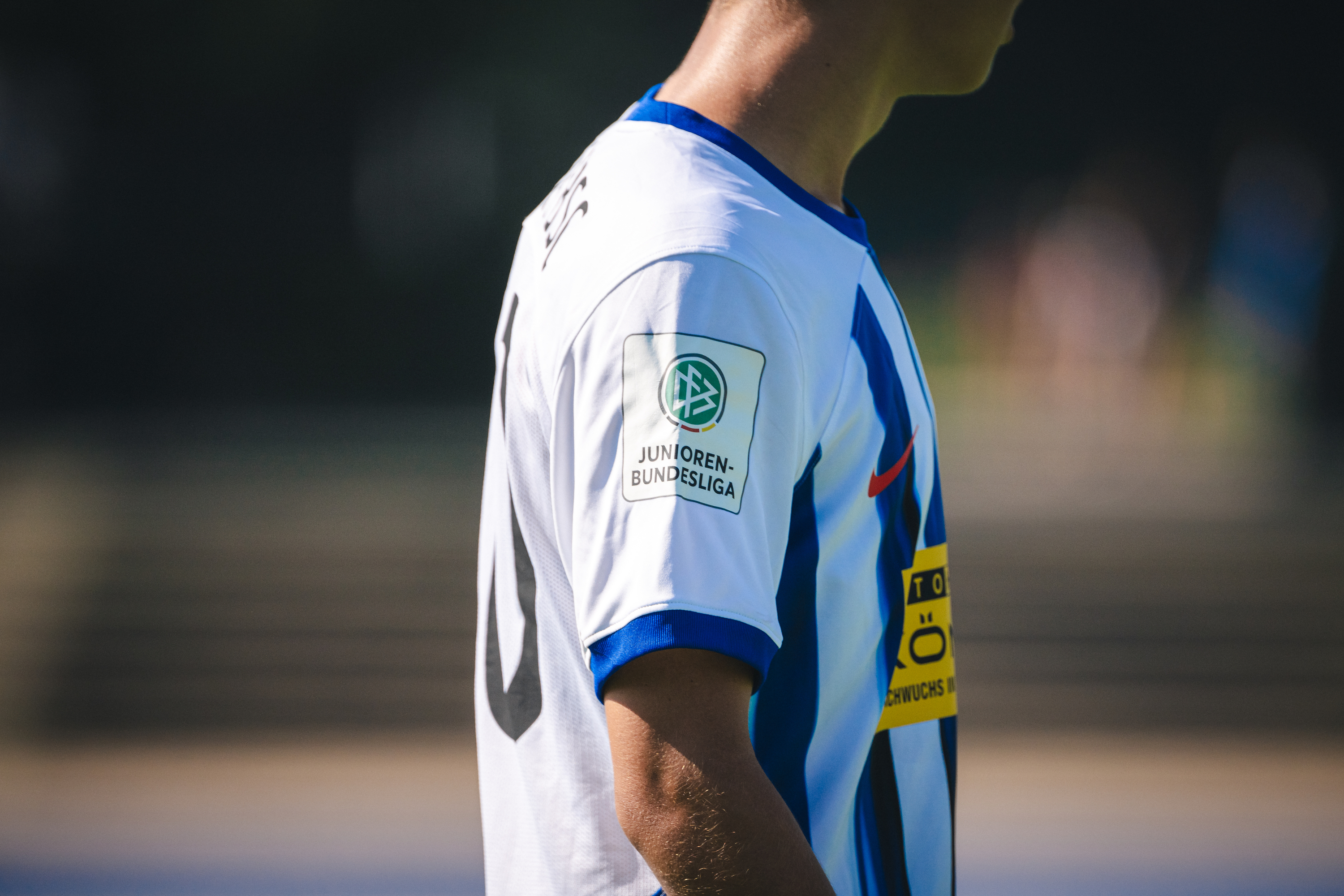 Das Logo der Junioren-Bundesliga auf dem Trikotärmel.