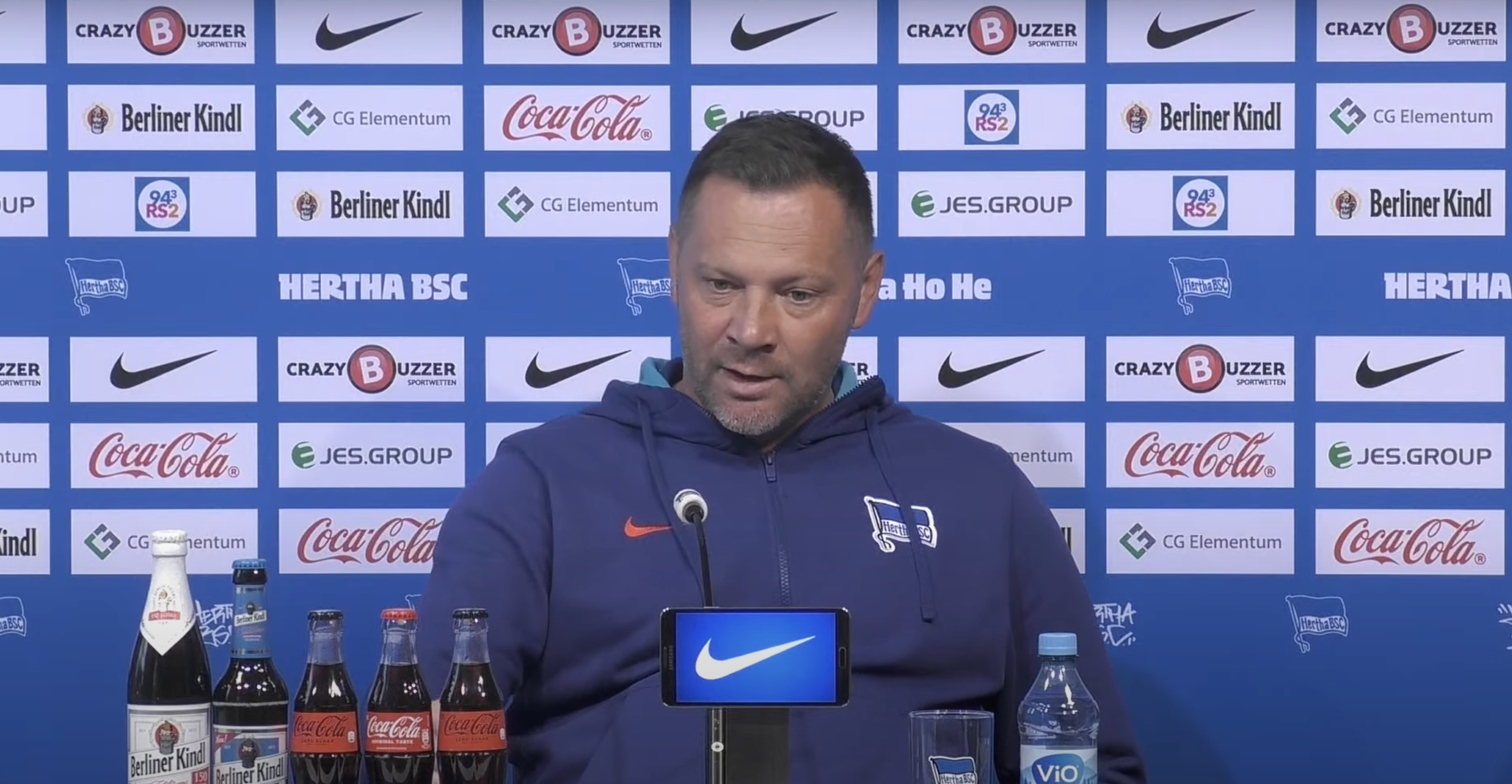 Pál Dárdai spricht auf der Pressekonferenz.