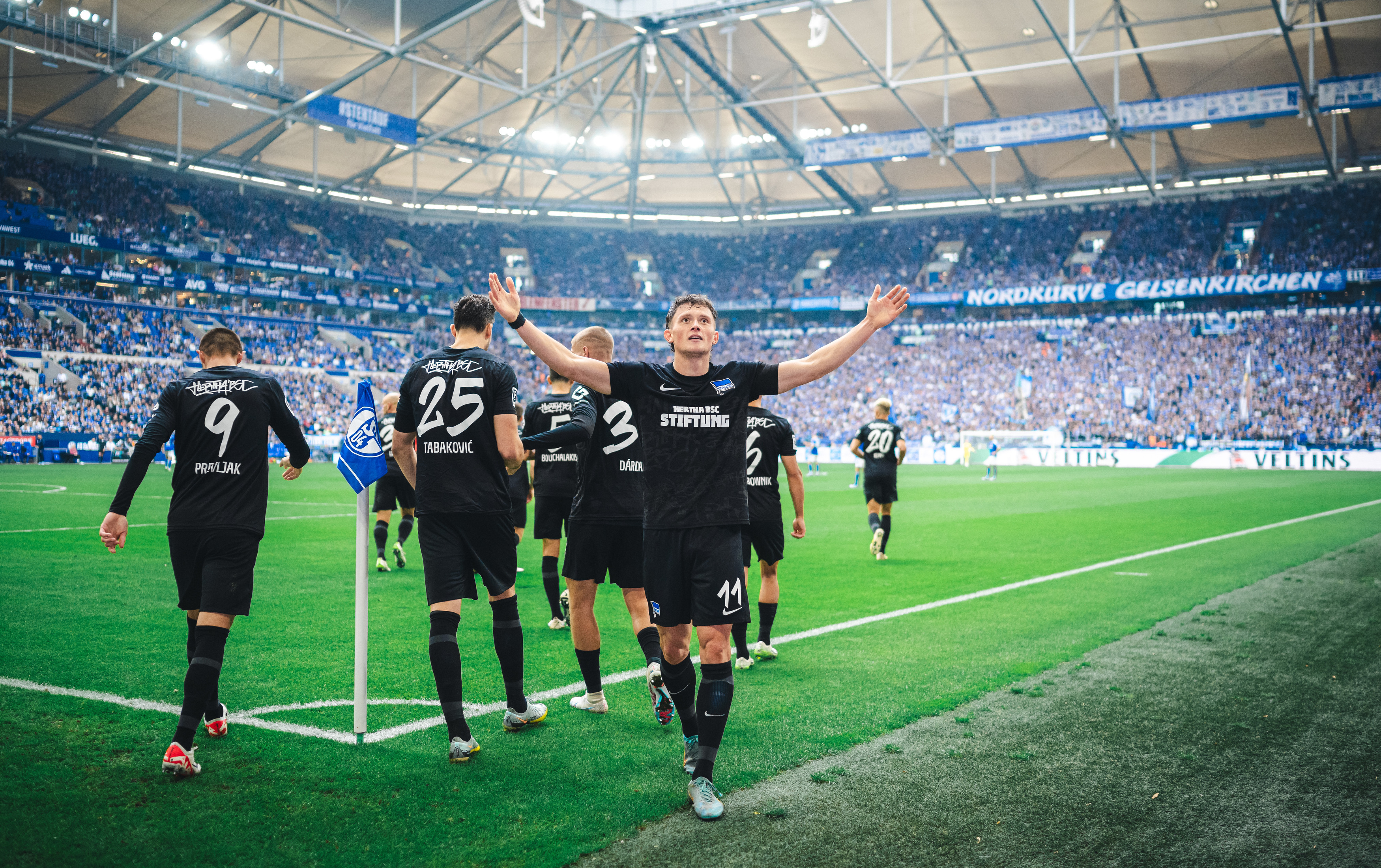 Fabian Reese bejubelt seinen Treffer gegen den FC Schalke 04.