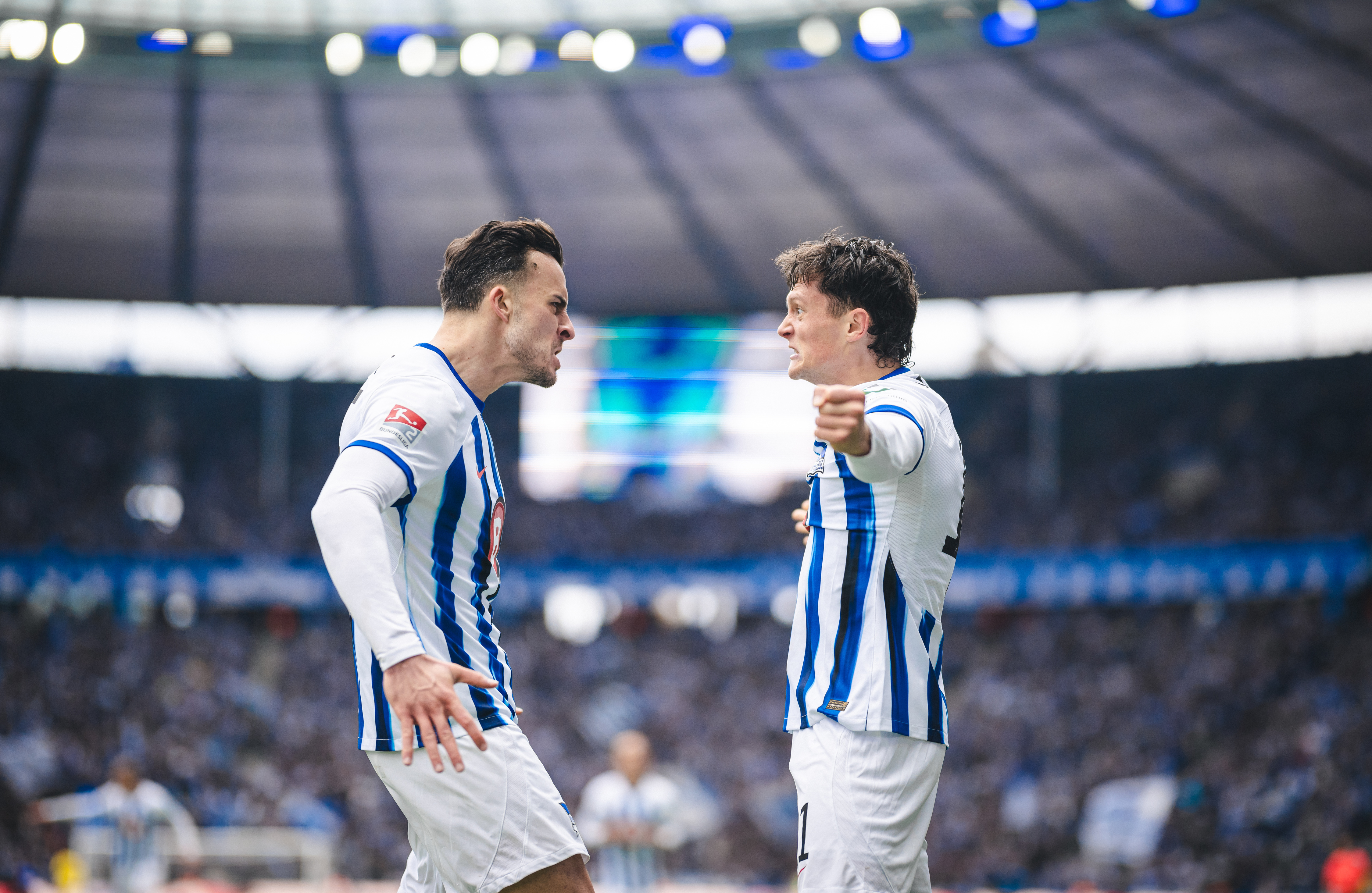 Haris Tabaković und Fabian Reese bejubeln einen Treffer gegen Paderborn.