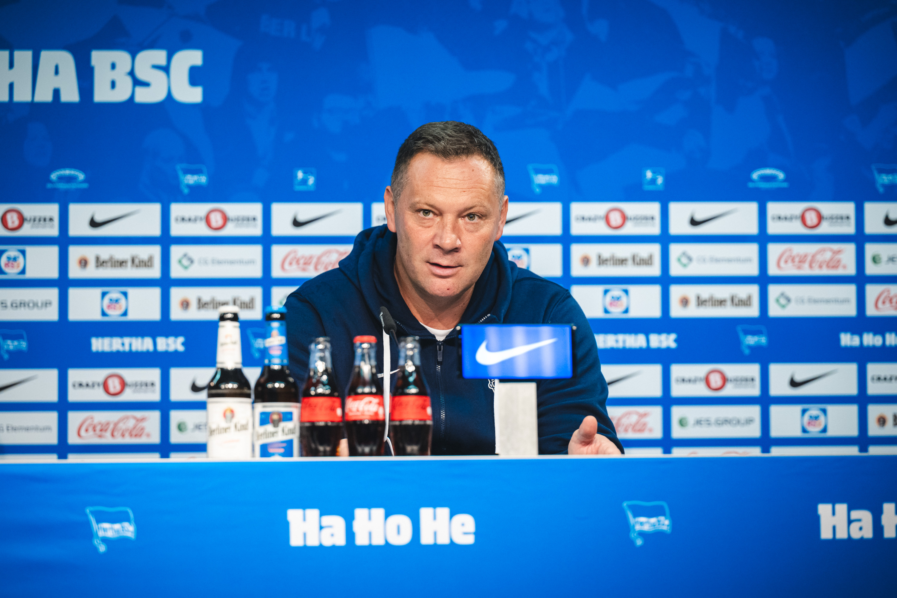 Pál Dárdai sitzt auf dem Podium bei der Pressekonferenz.