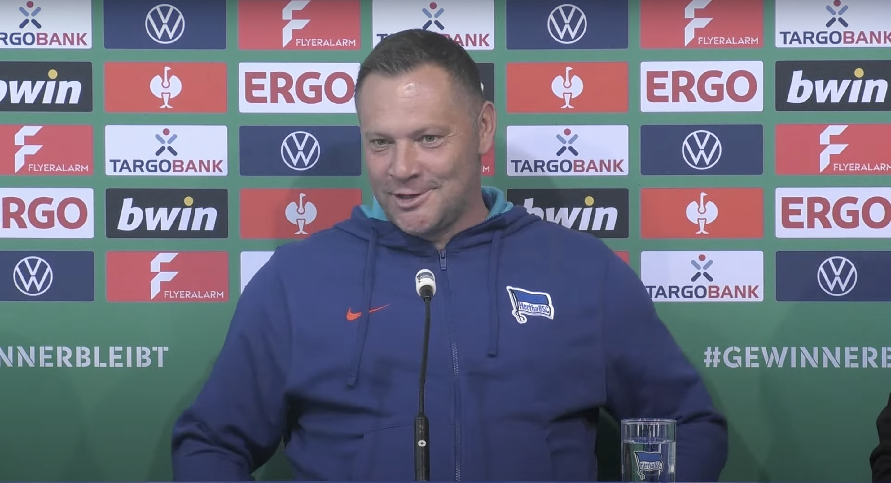 Pál Dárdai spricht auf der PK vor dem Pokal-Heimspiel gegen Mainz.