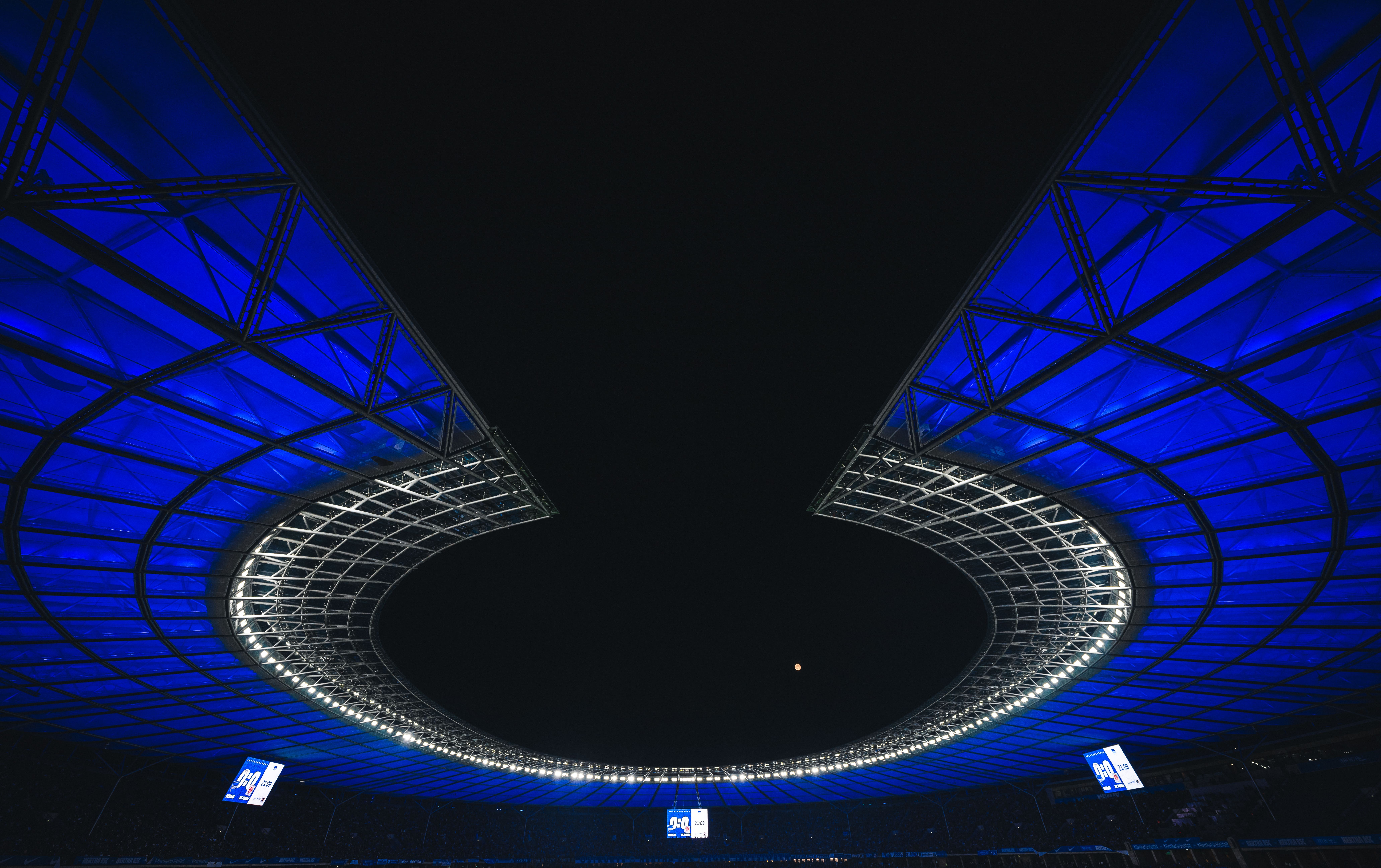 Das Olympiastadion bei Nacht.