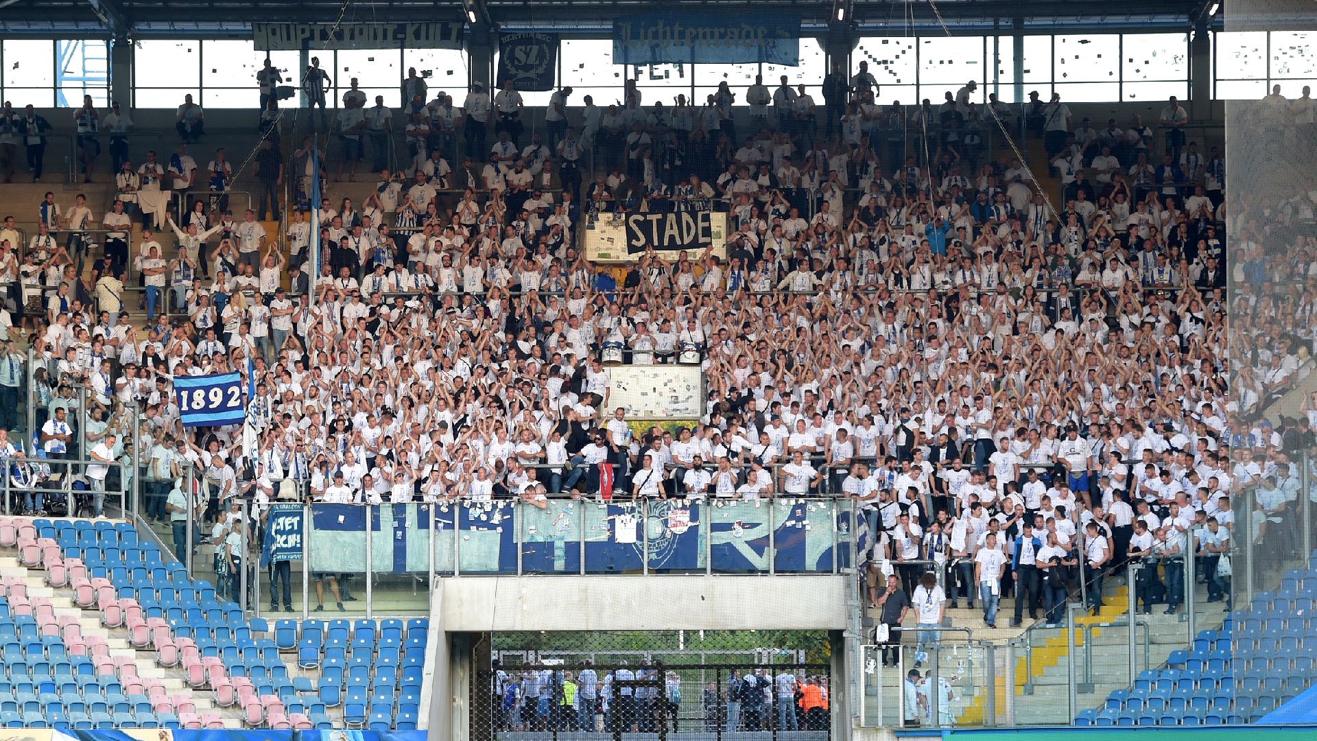 Der Gästeblock beim Pokal-Auswärtsspiel 2017 in Rostock.