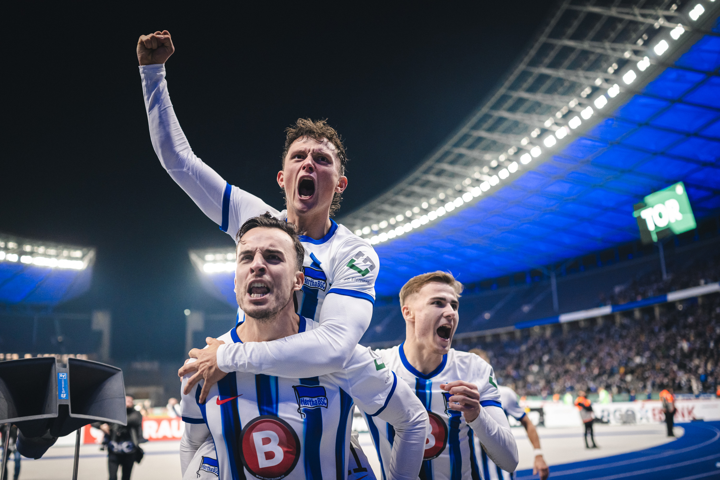 Haris Tabaković, Fabian Reese und Marten Winkler beim Torjubel.