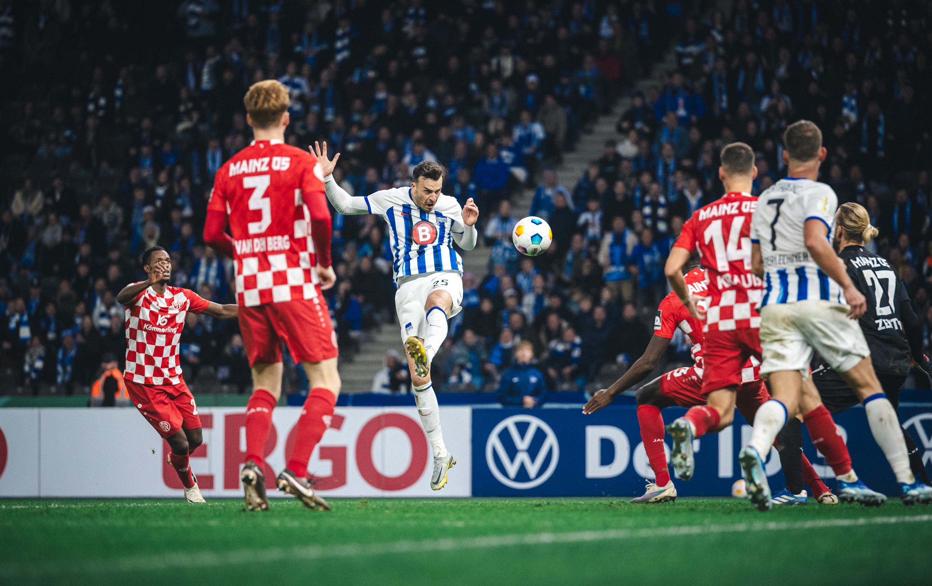 Haris Tabaković puts Hertha 3-0 up.