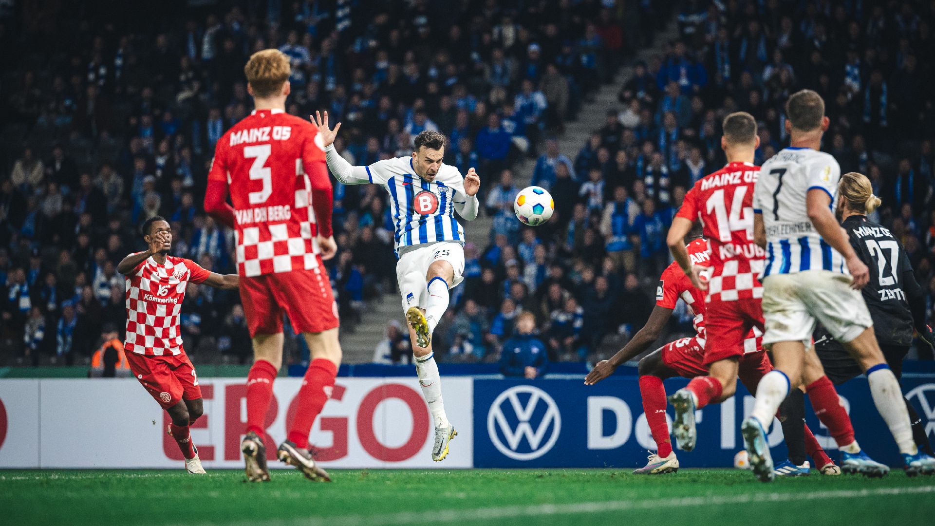 Haris Tabaković erzielt das 3:0.
