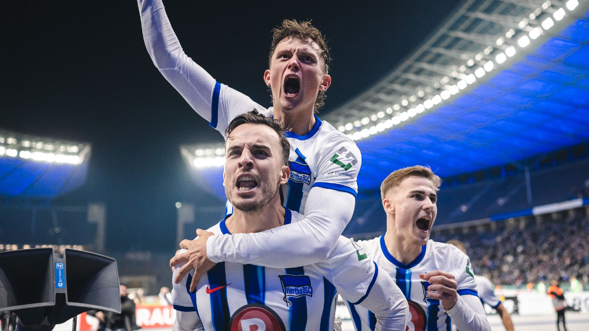 Haris Tabaković, Fabian Reese und Marten Winkler beim Torjubel.