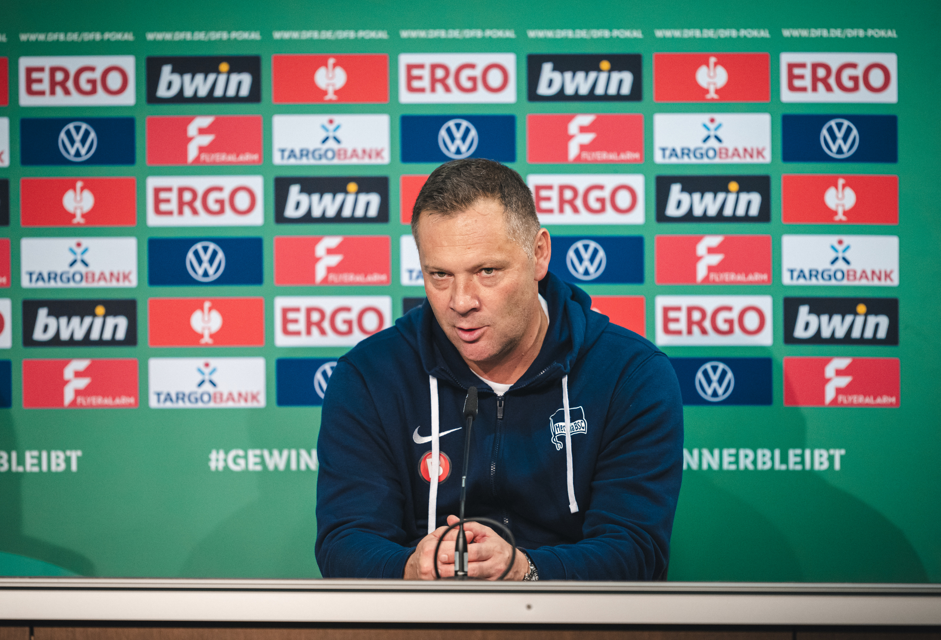 Pál Dárdai sitzt auf dem Podium.