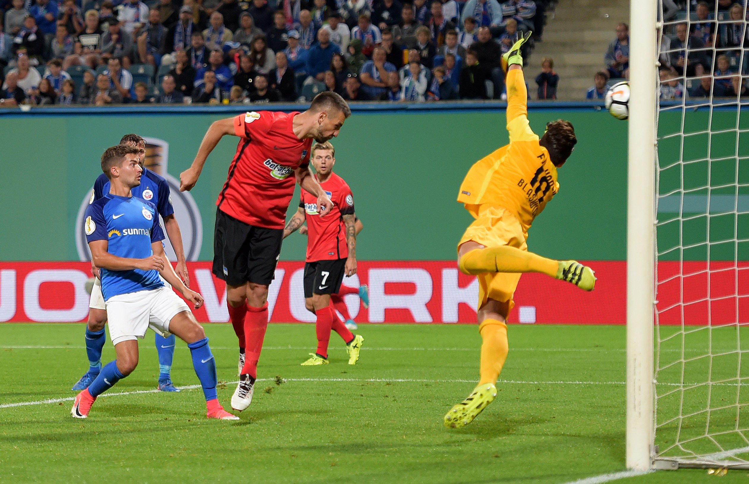Vedad Ibišević köpft 2017 das entscheidende 2:0 in Rostock.