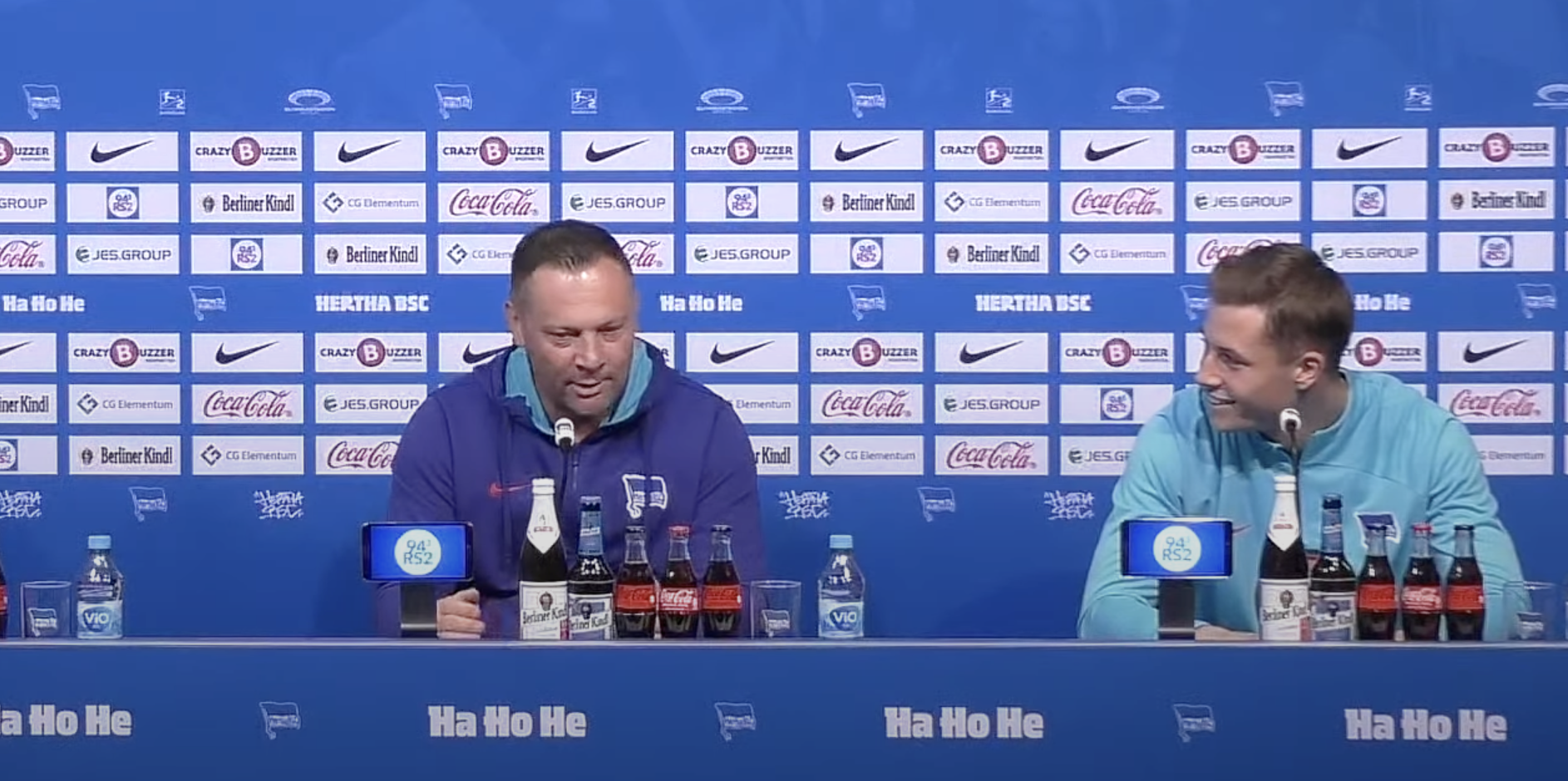 Pál Dárdai und Tjark Ernst sitzen auf dem Podium.