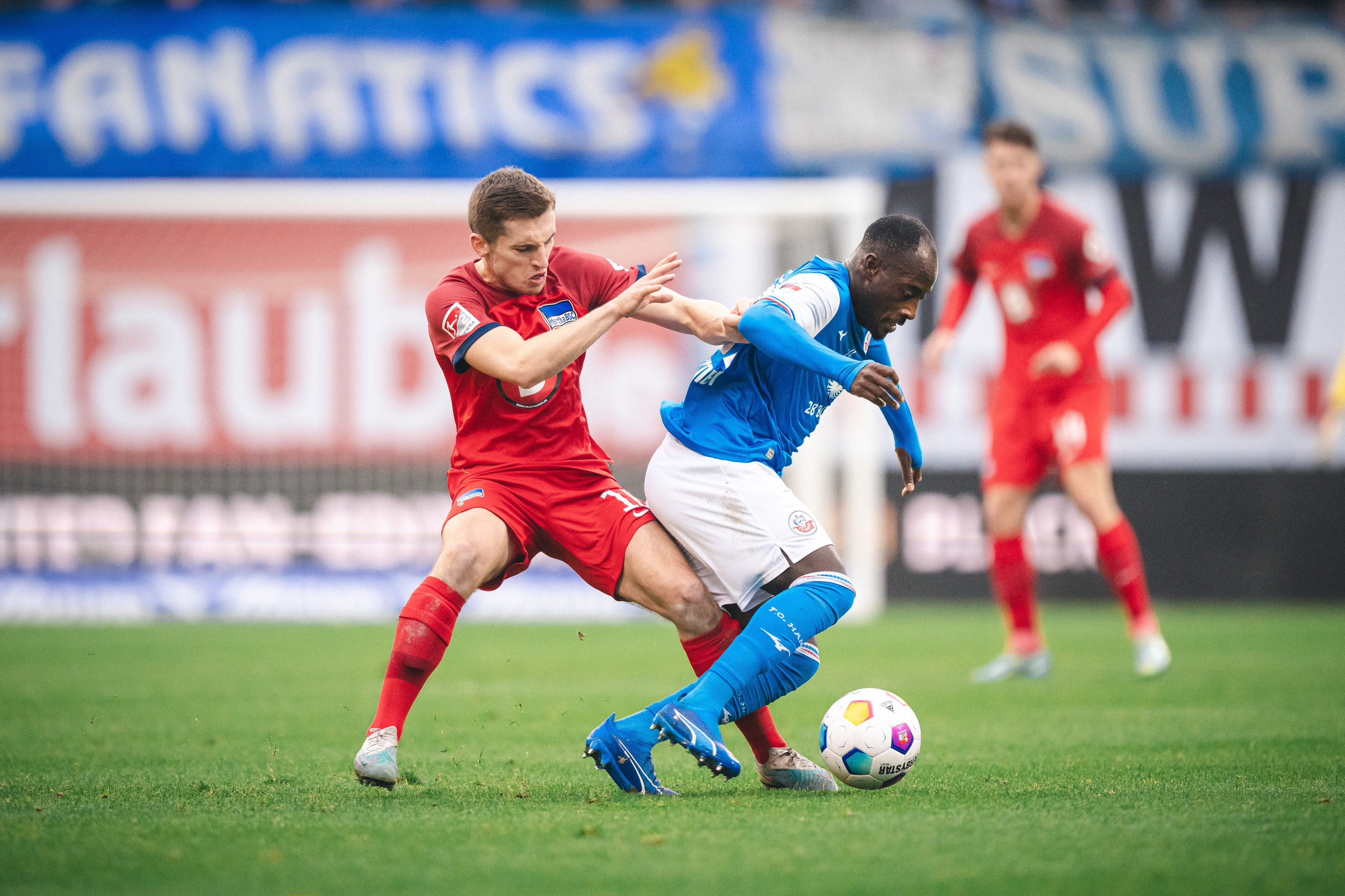 Jonjoe Kenny im Zweikampf gegen Hansa Rostock.