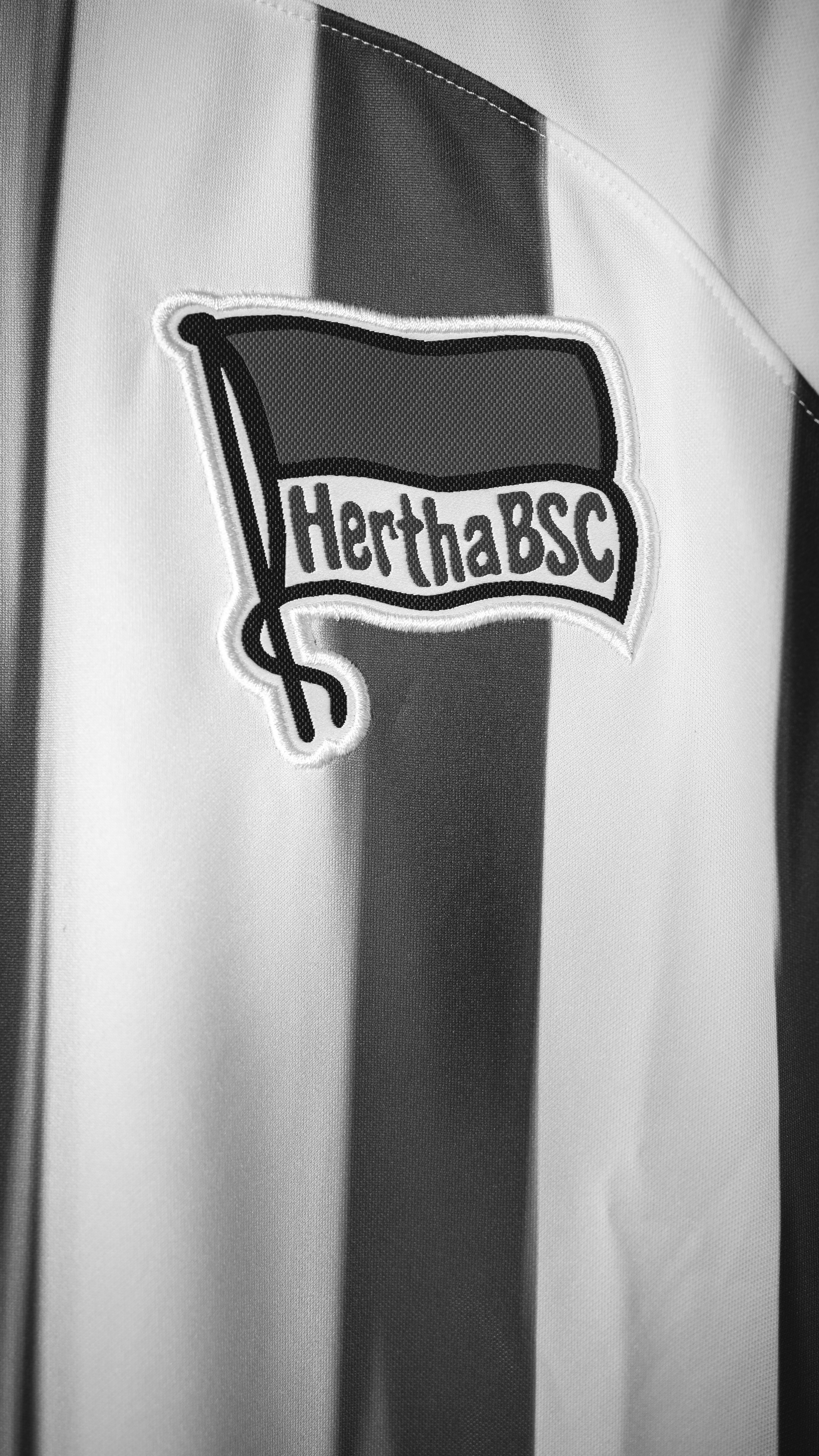 Die Hertha-Fahne auf unserem Trikot in Schwarz und Weiß.