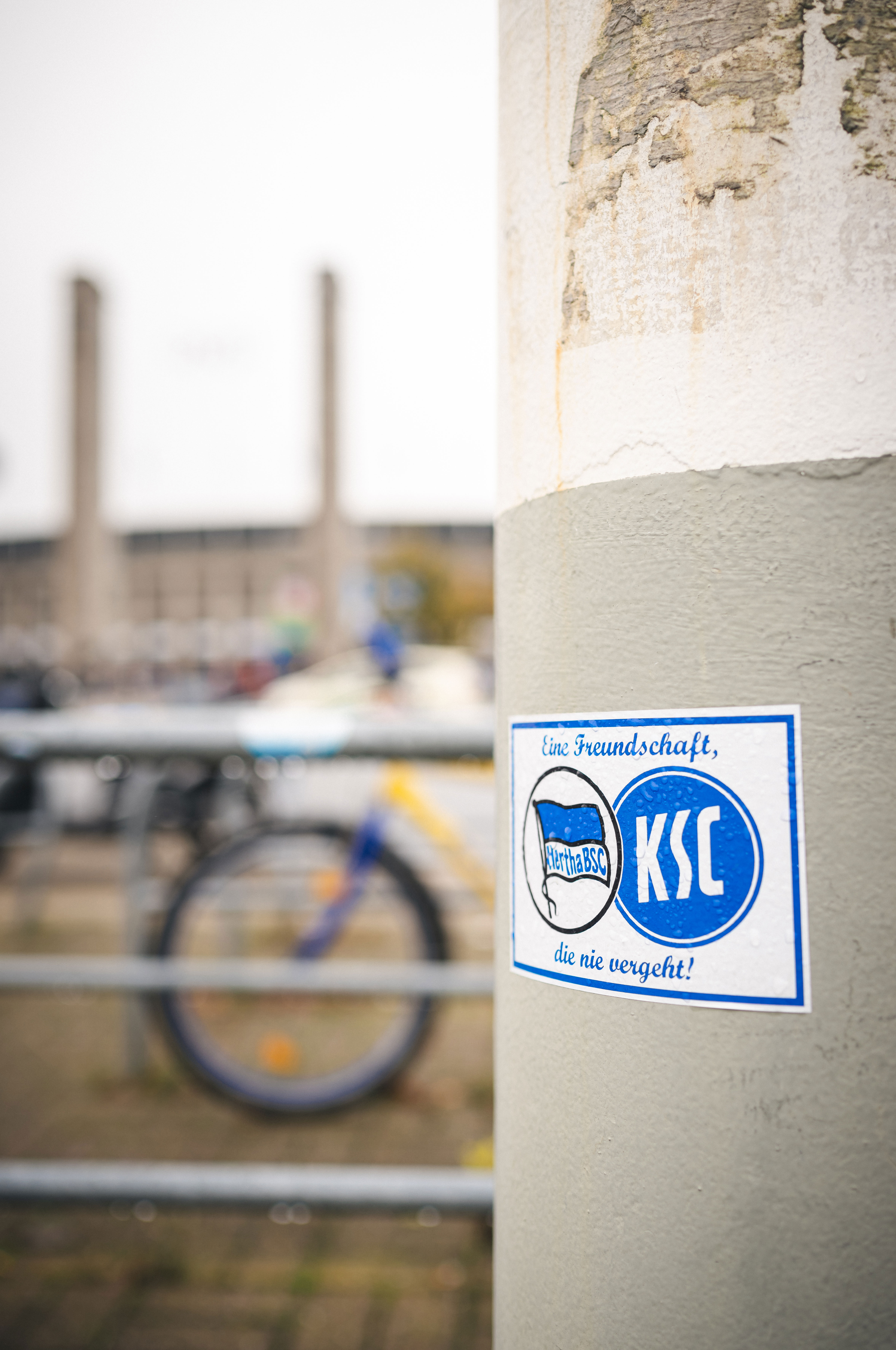 Ein Freundschafts-Sticker vor dem Berliner Olympiastadion.