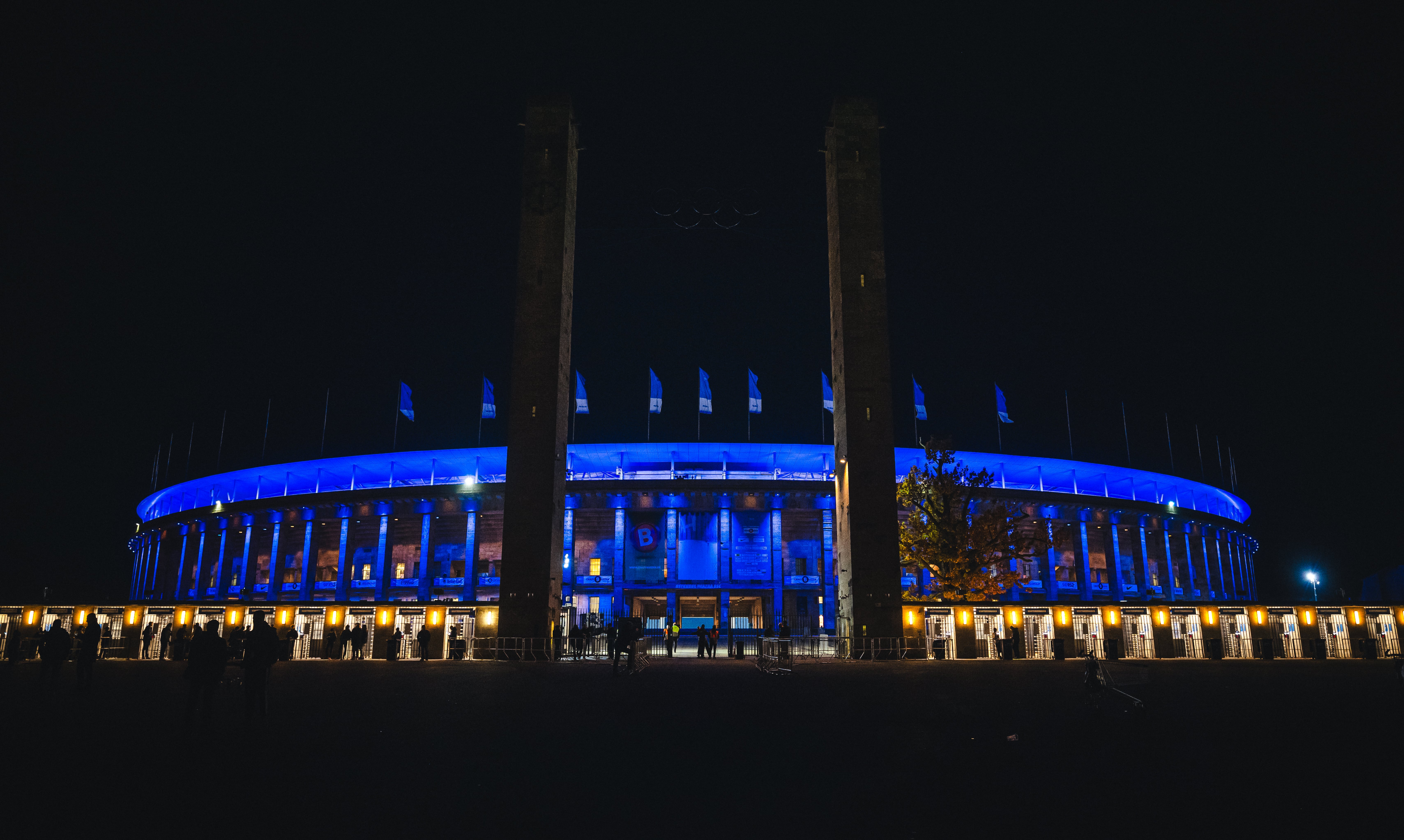 Das Olympiastadion im Hertha-Blau erleuchtet.