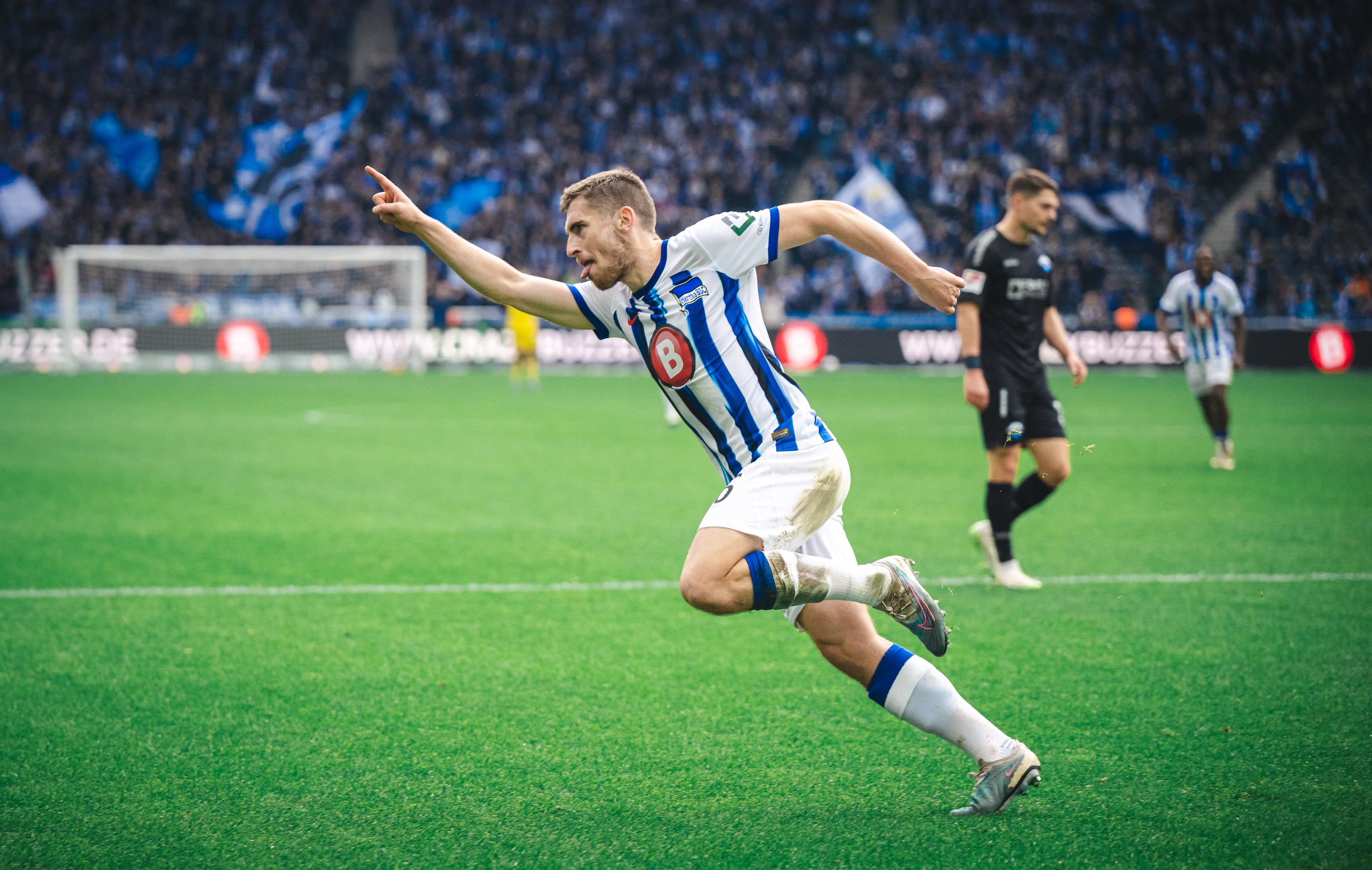 Jonjoe Kenny bejubelt sein erstes Tor für Hertha BSC.