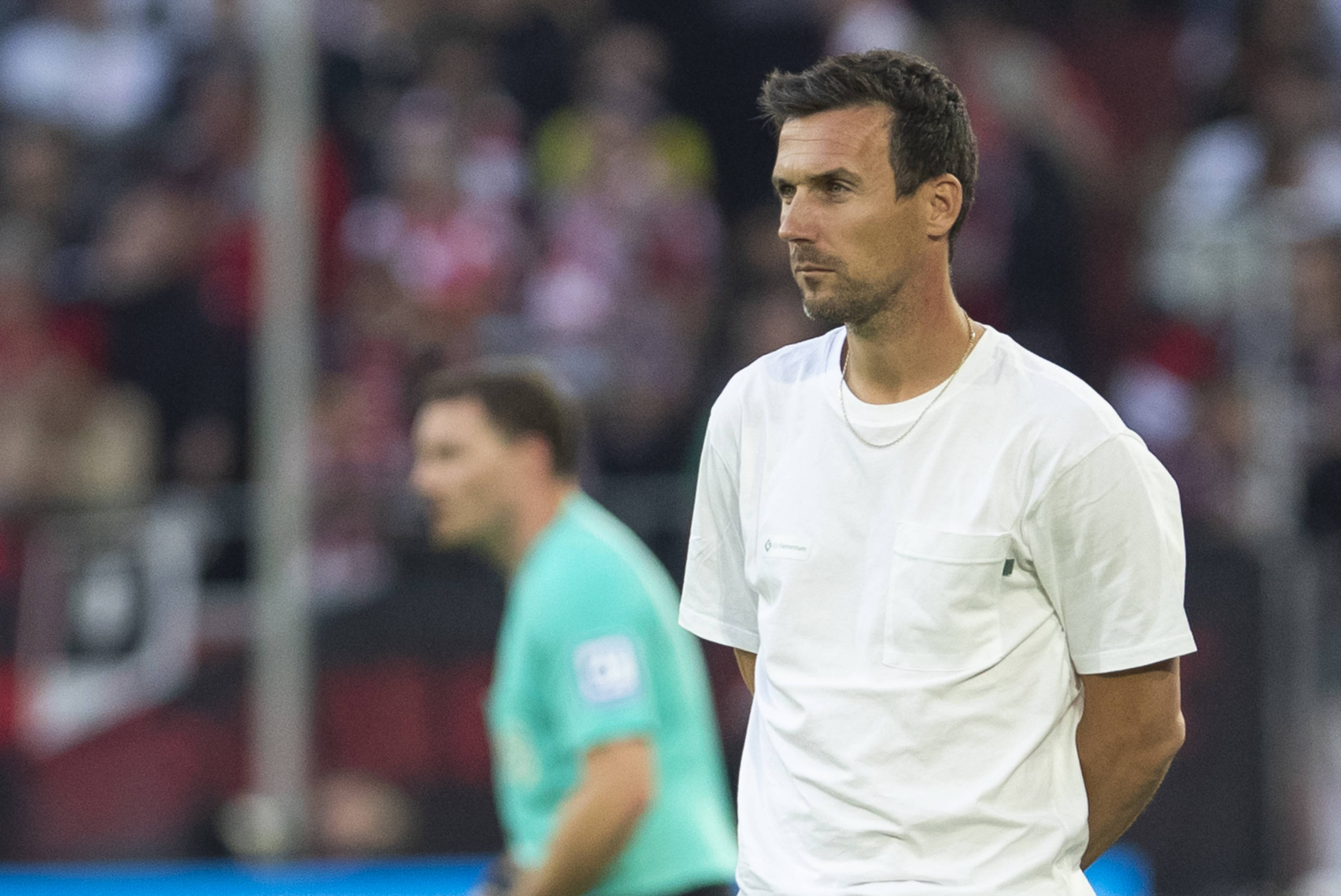 KSC-Coach Christian Eichner blickt aufs Spielfeld.