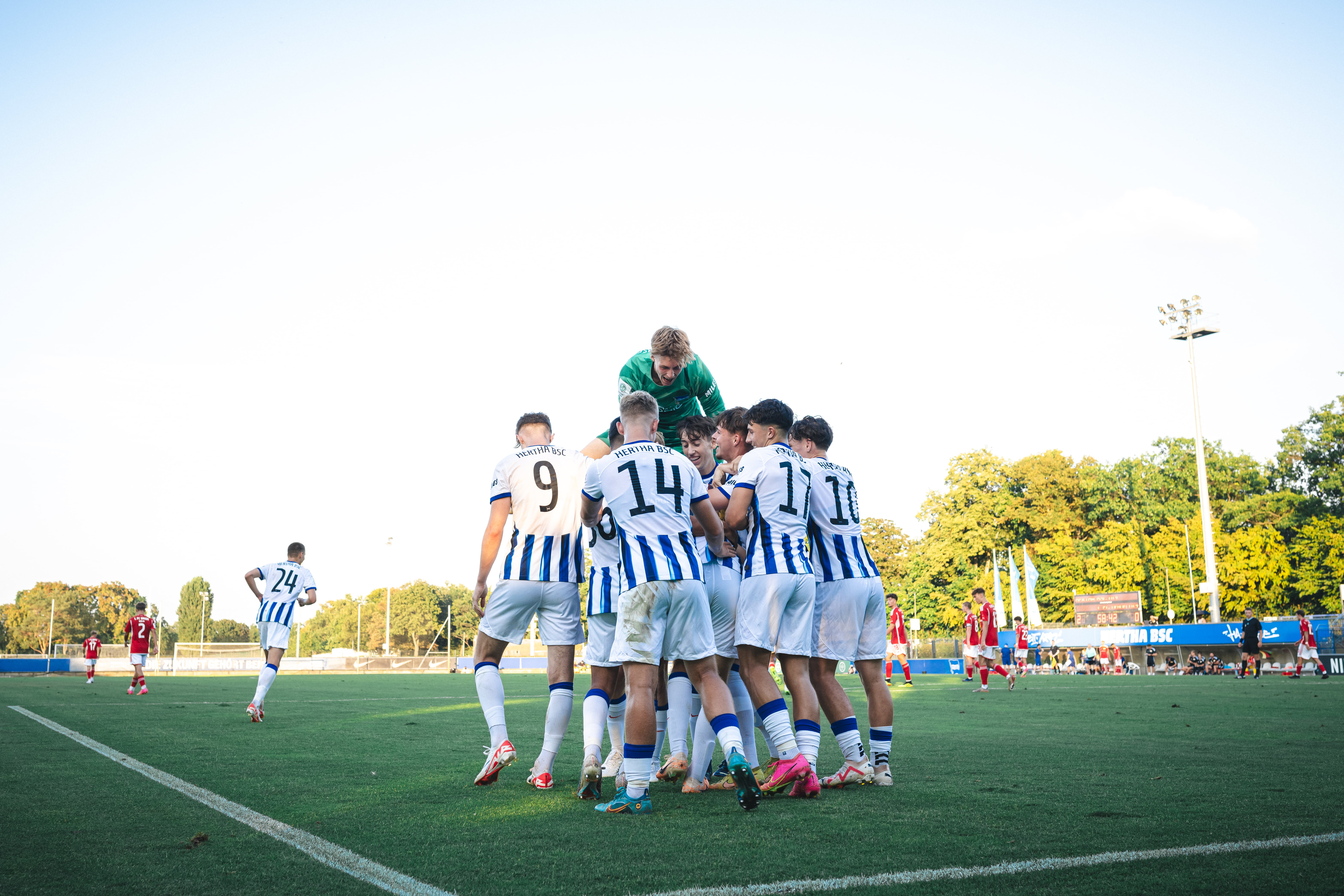 Die U19 nach einem Torerfolg.