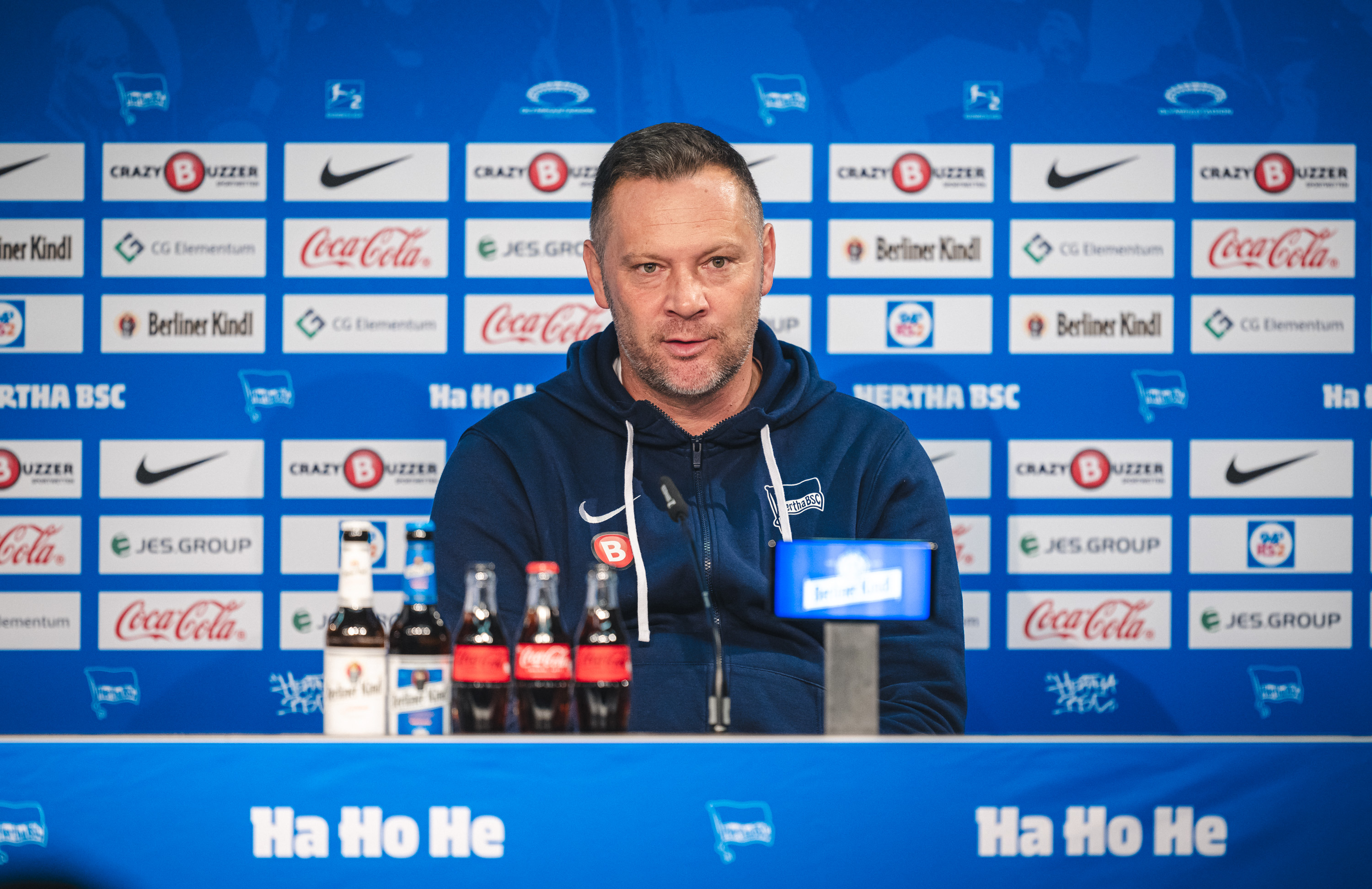 Pal Dardai bei der Pressekonferenz nach dem Spiel gegen den Karlsruher SC.