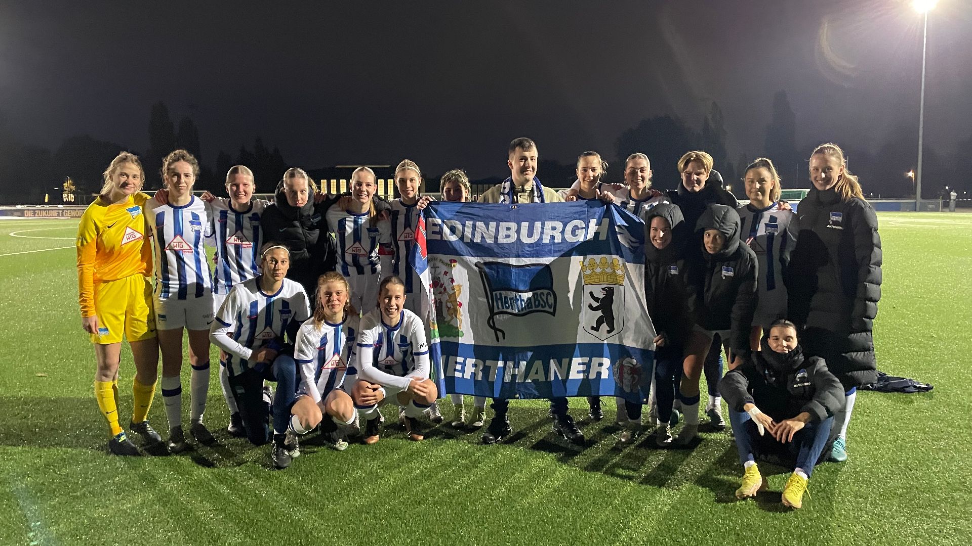 Unsere Frauen mit einem Fan nach dem Spiel.