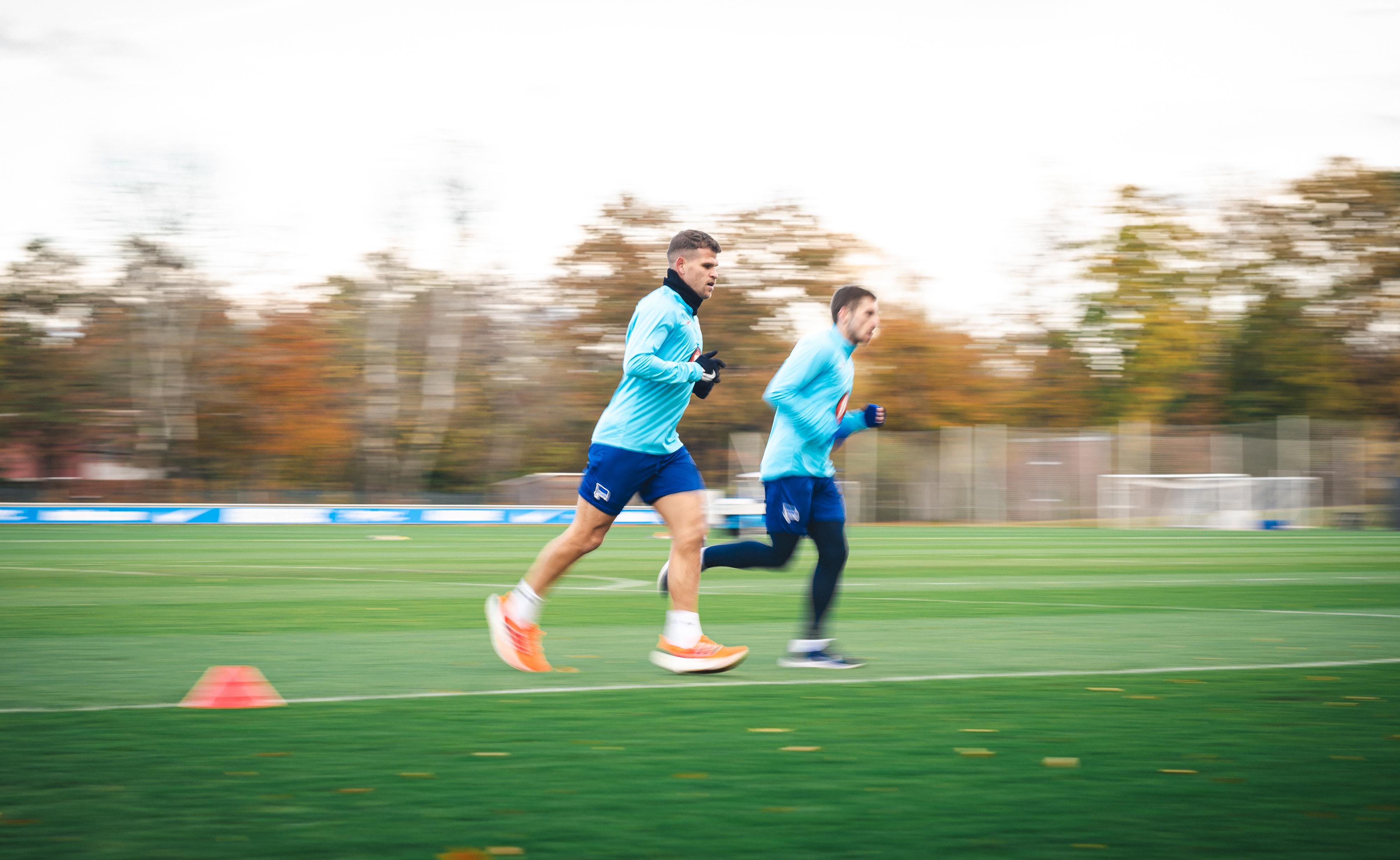 Florian Niederlechner und Jonjoe Kenny laufen über den Platz.