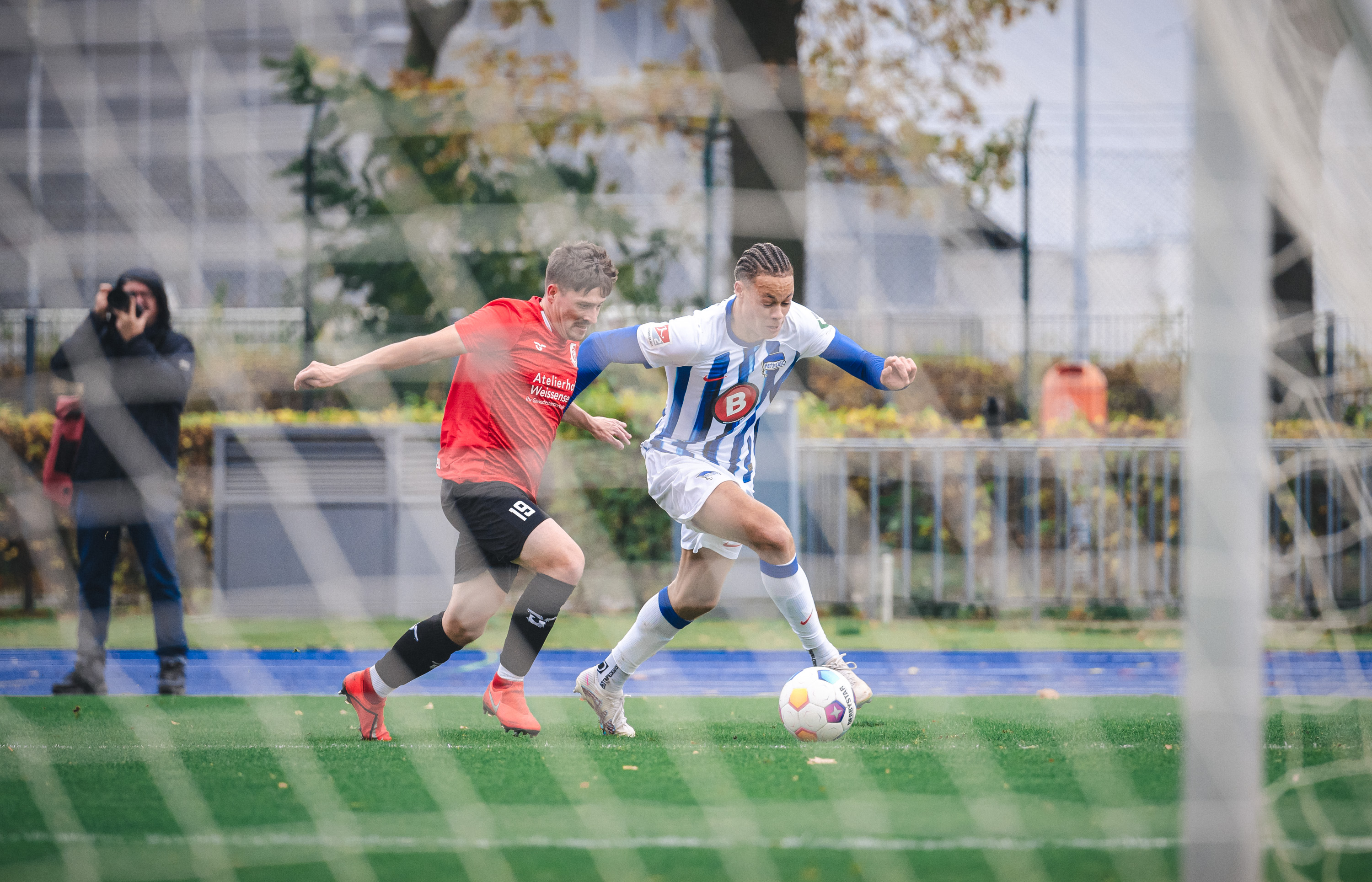 Derry Scherhant gets the better of one of VSG Altglienicke's players.