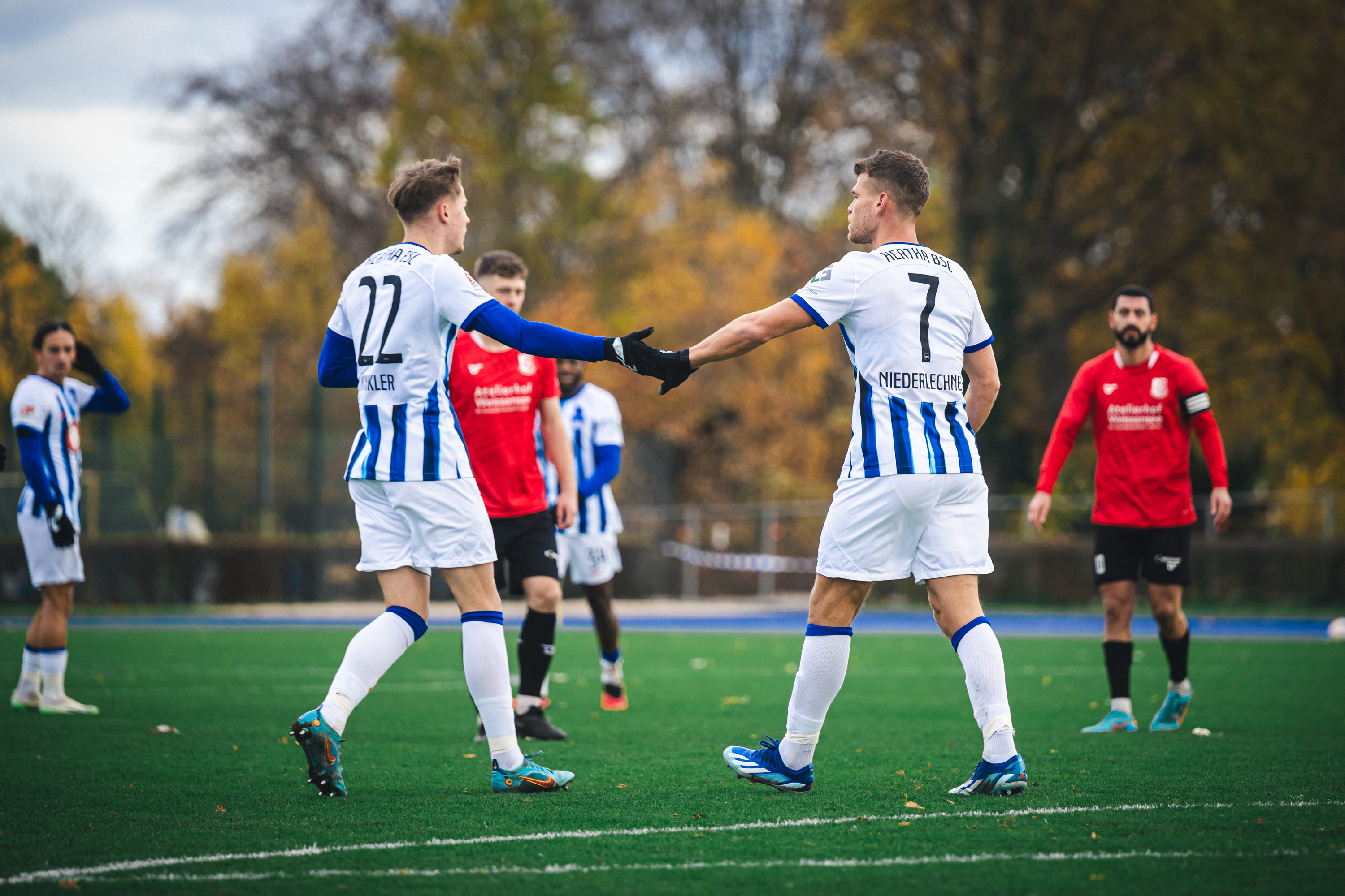 Marten Winkler und Florian Niederlechner klatschen ab.