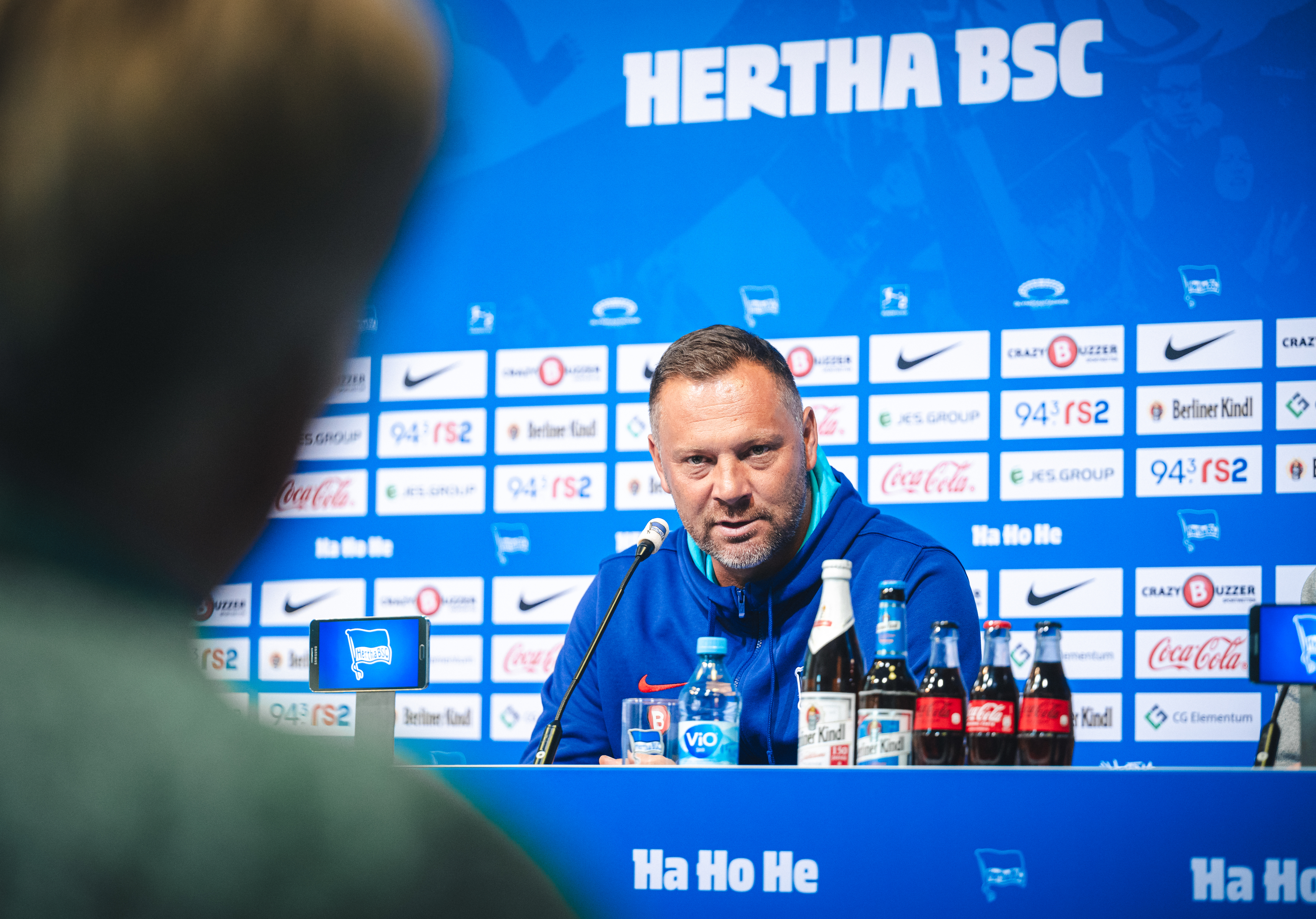 Pál Dárdai beantwortet eine Frage auf einer Pressekonferenz.