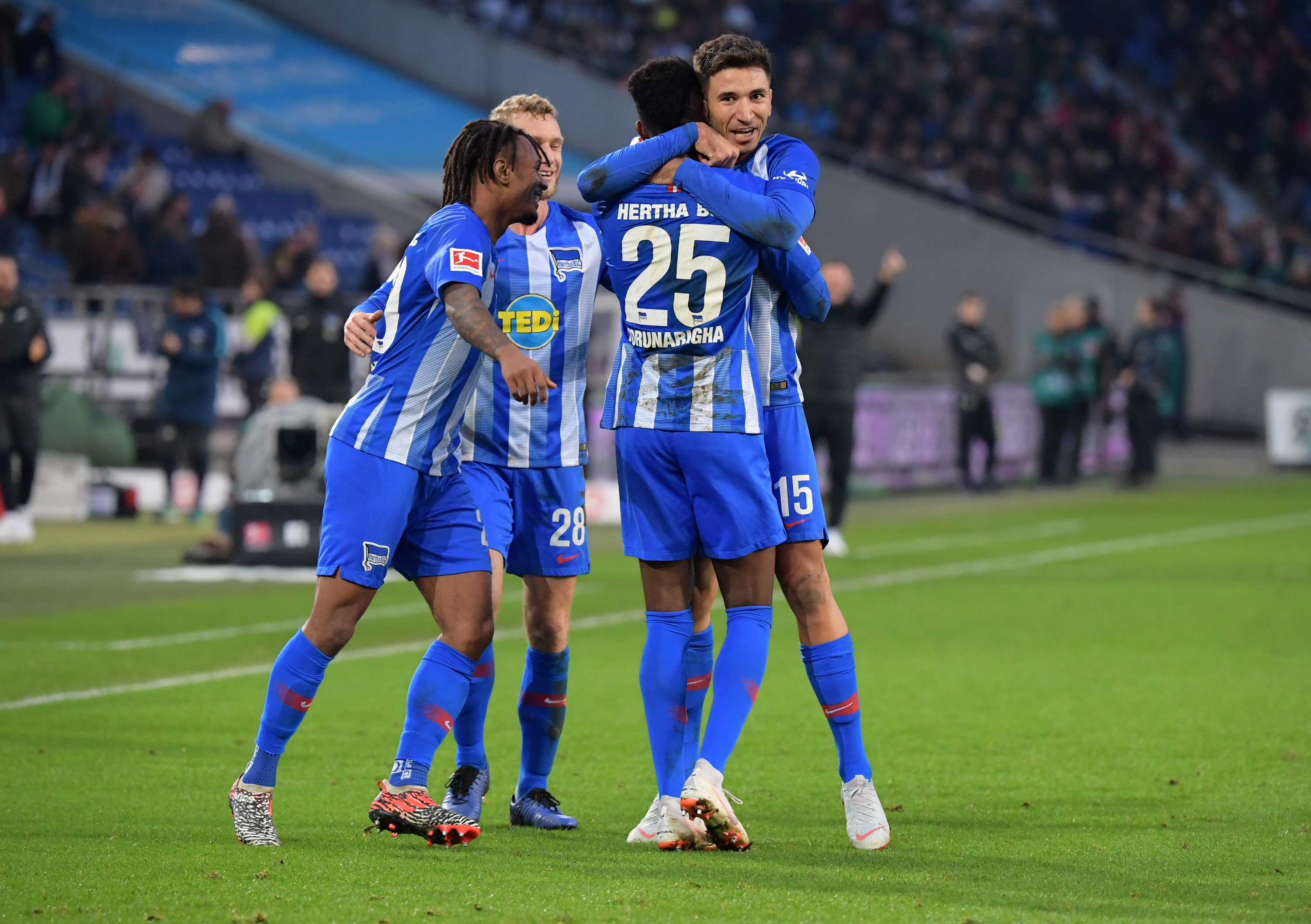 Valentino Lazaro, Fabian Lustenberger, Jordan Torunarigha und Marko Grujić bejubeln einen Treffer.