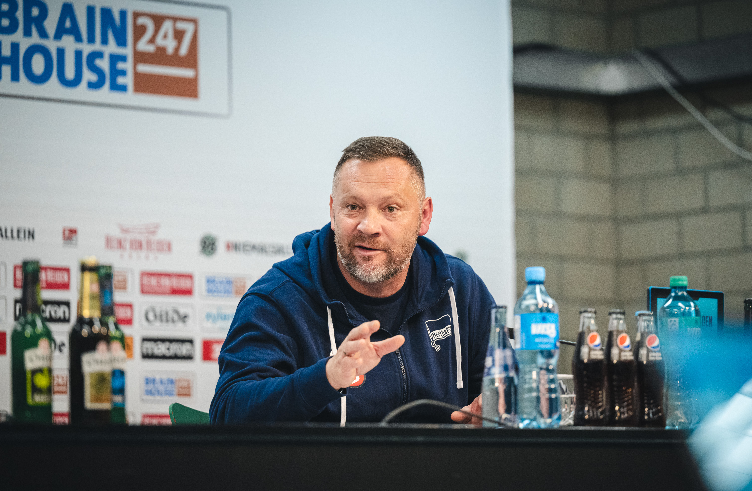 Pál Dárdai gestikuliert auf der Pressekonferenz.