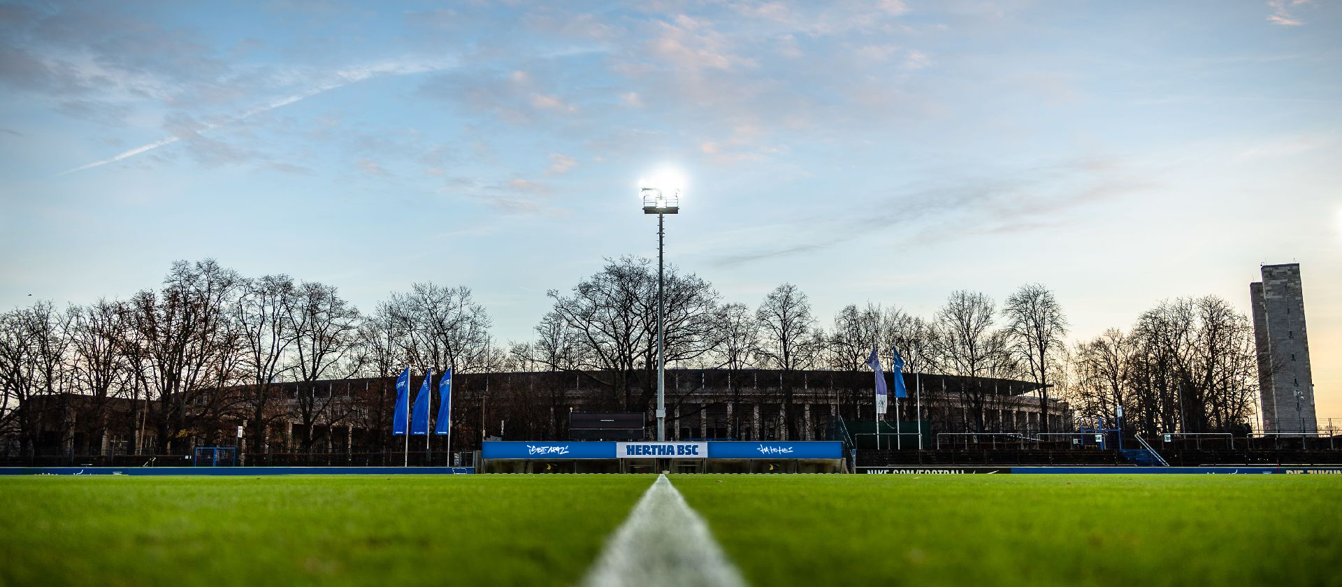 Das Stadion auf dem Wurfplatz/Amateurstadion bei Sonnenuntergang.