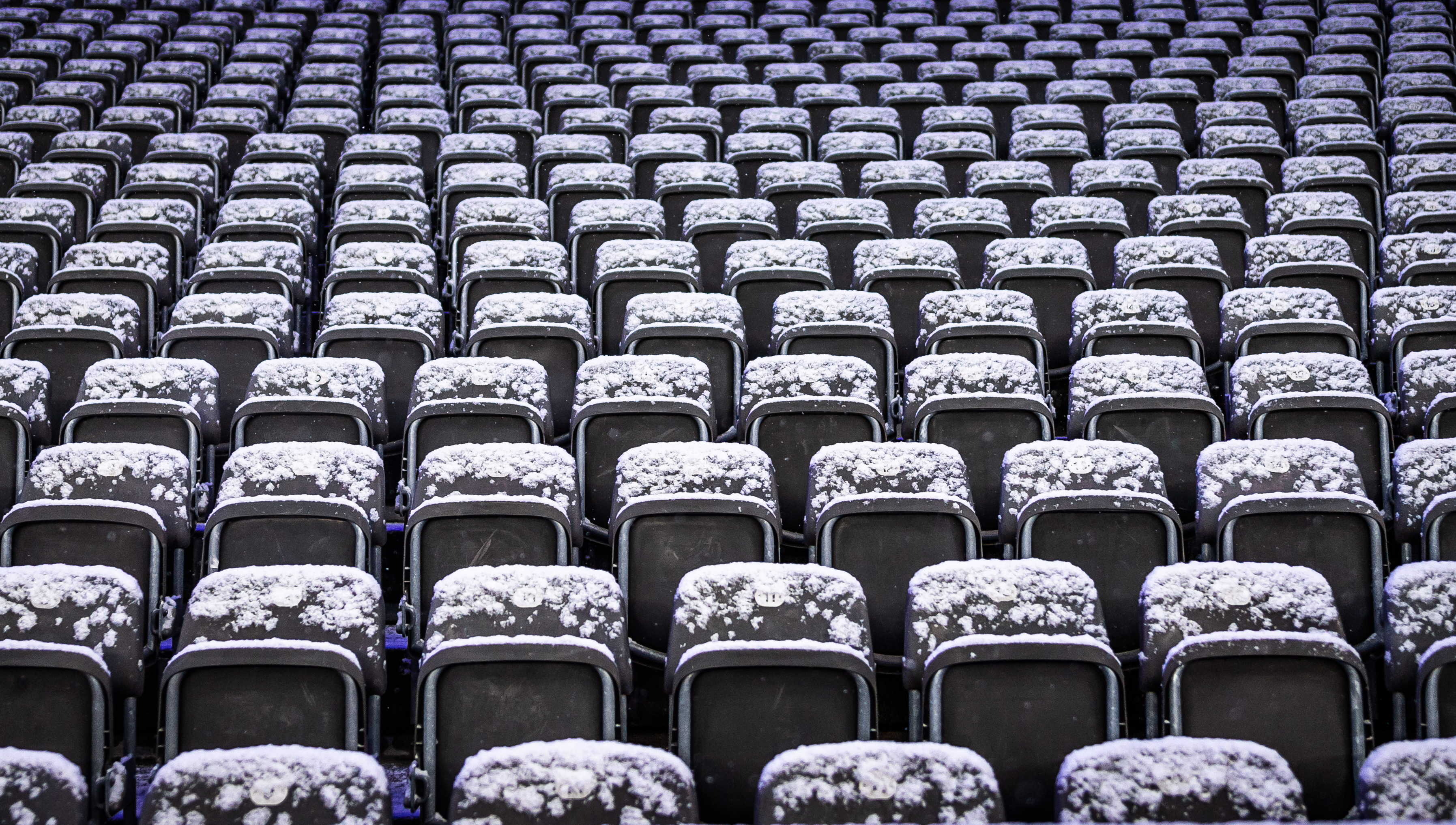 Schneebedeckte Sitze im Olympiastadion.