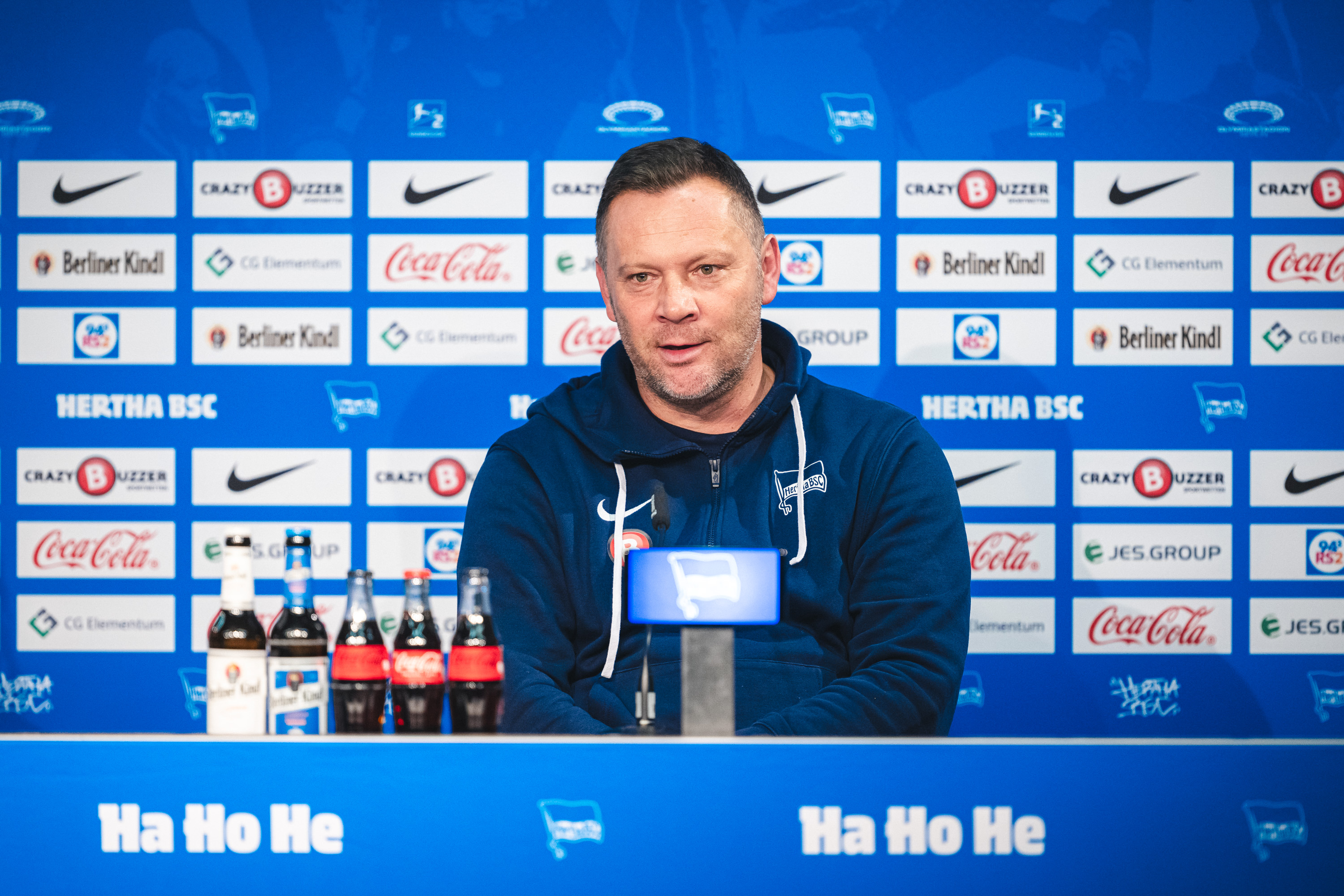Pál Dárdai spricht auf der Pressekonferenz nach dem Heimspiel gegen Elversberg.
