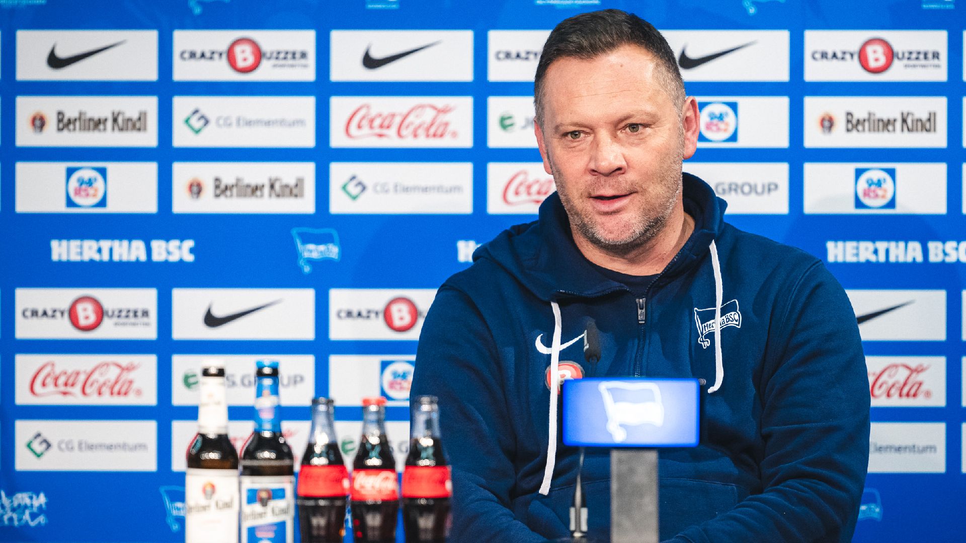 Pál Dárdai spricht auf der Pressekonferenz nach dem Heimspiel gegen Elversberg.