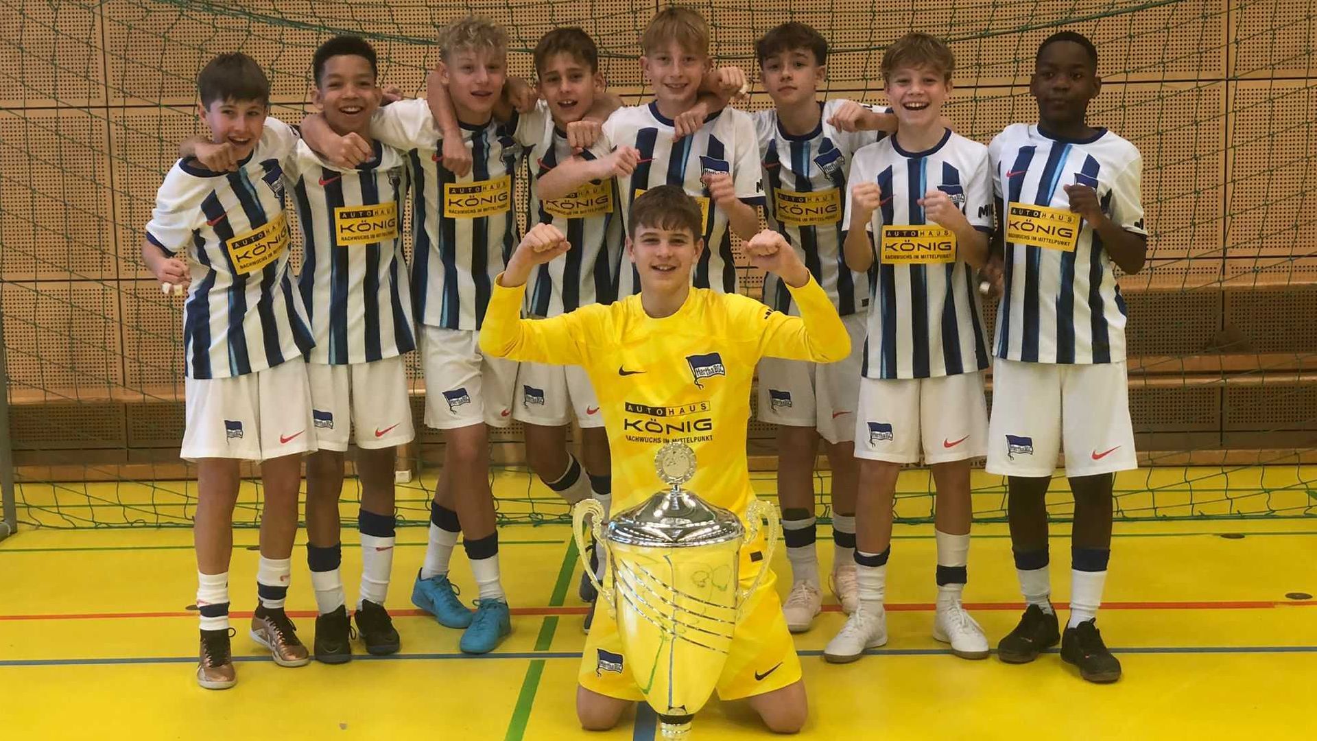Die im Hallenturnier siegreiche U13 mit dem gewonnenen Pokal.