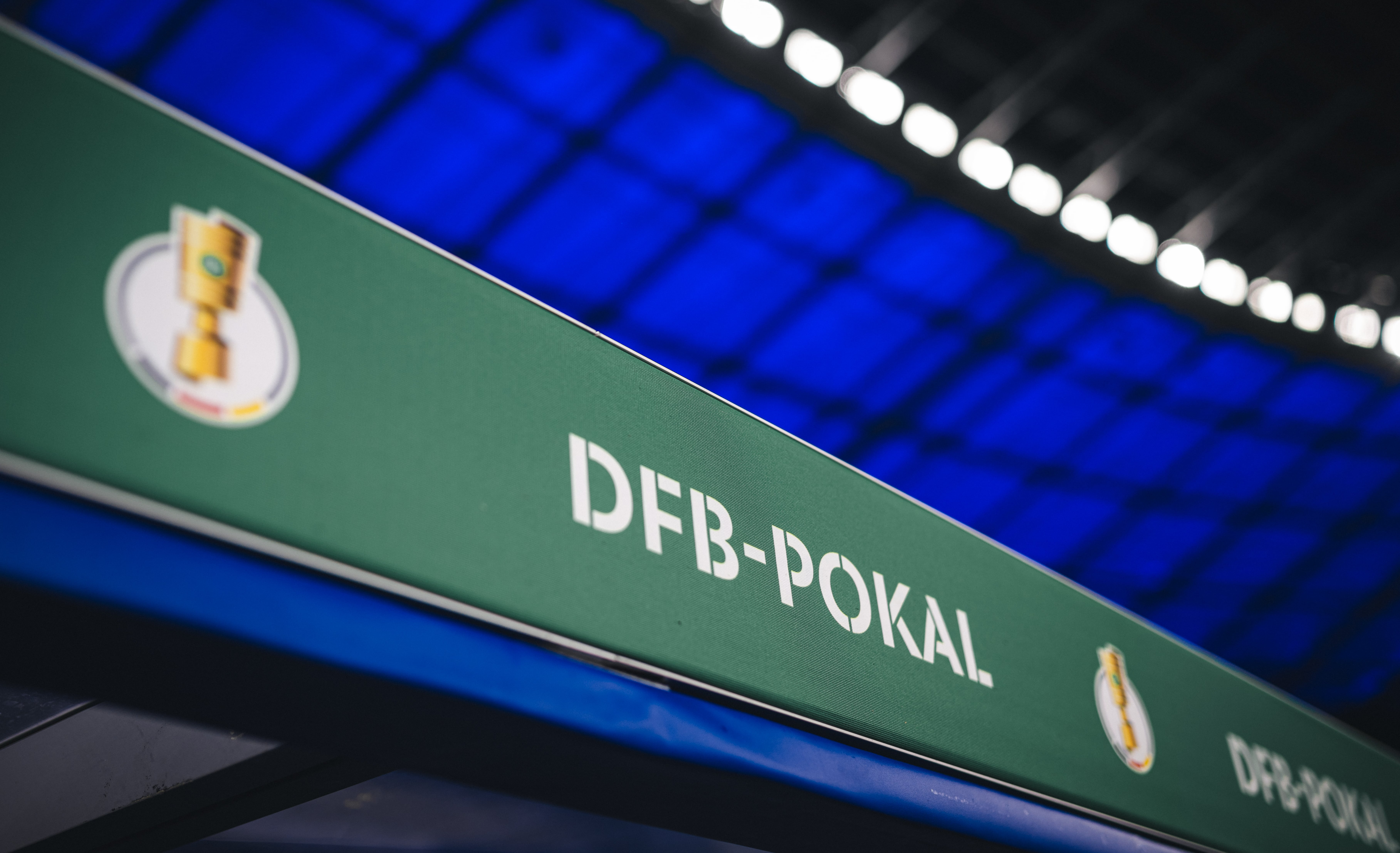 DFB-Pokal-Schriftzug im Olympiastadion.