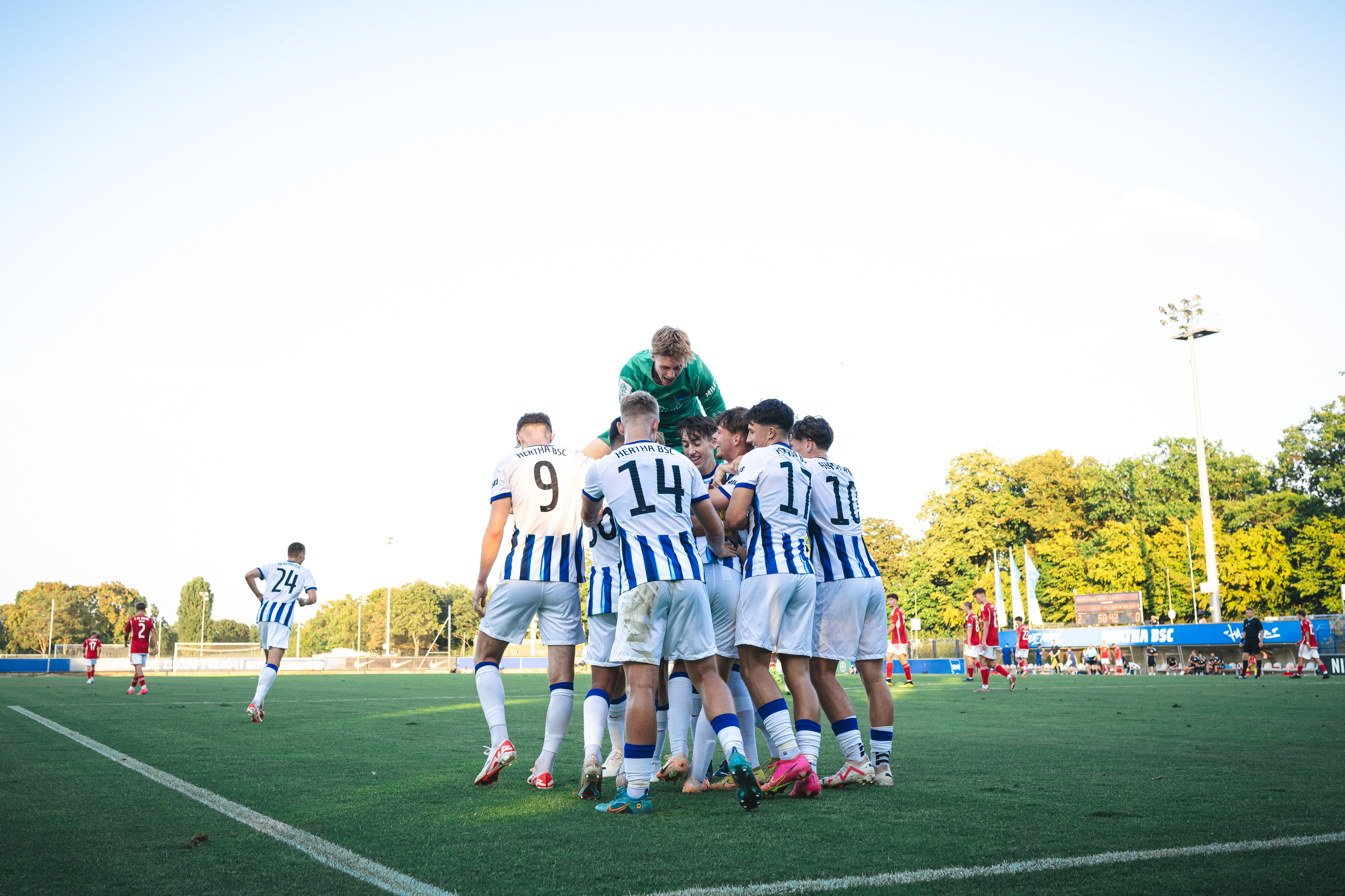 Unsere U19 bejubelt einen Treffer.