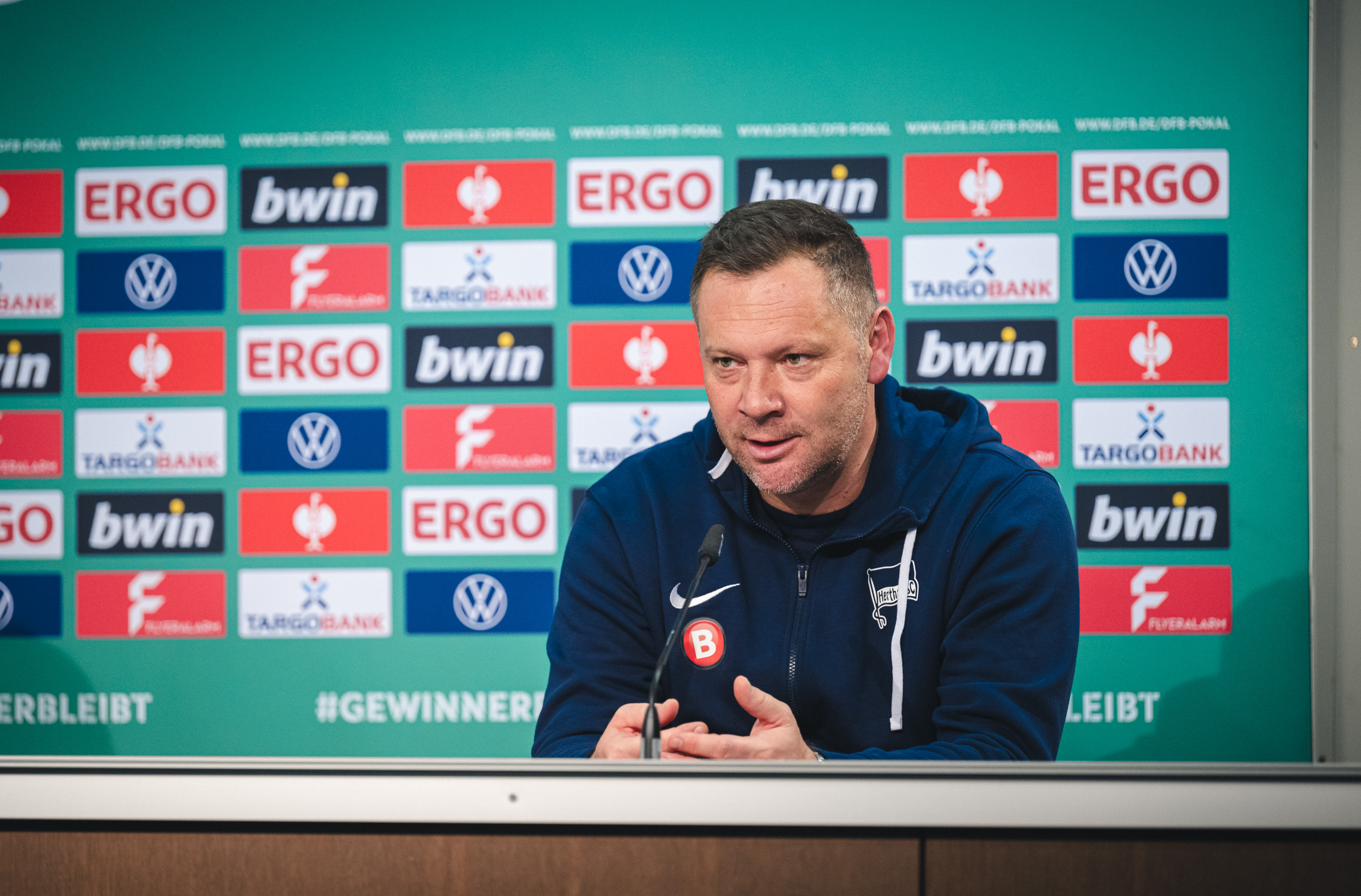 Chefcoach Pál Dárdai bei der Pressekonferenz nach dem Spiel gegen den HSV.