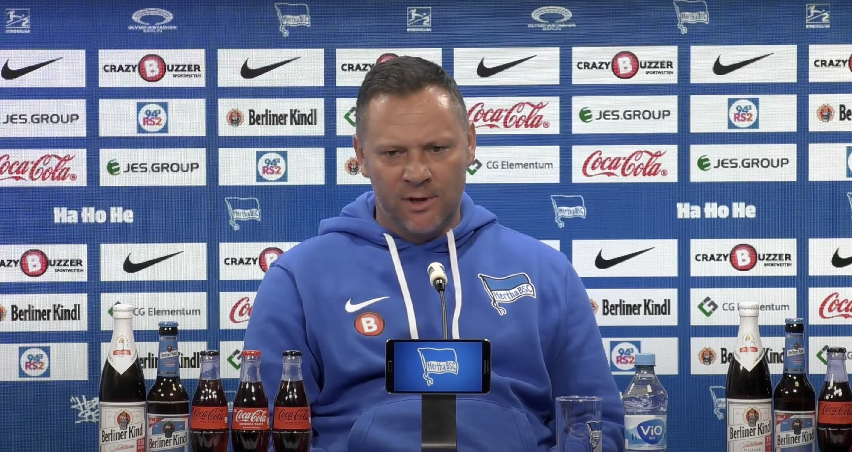 Pál Dárdai sitzt auf dem Podium.