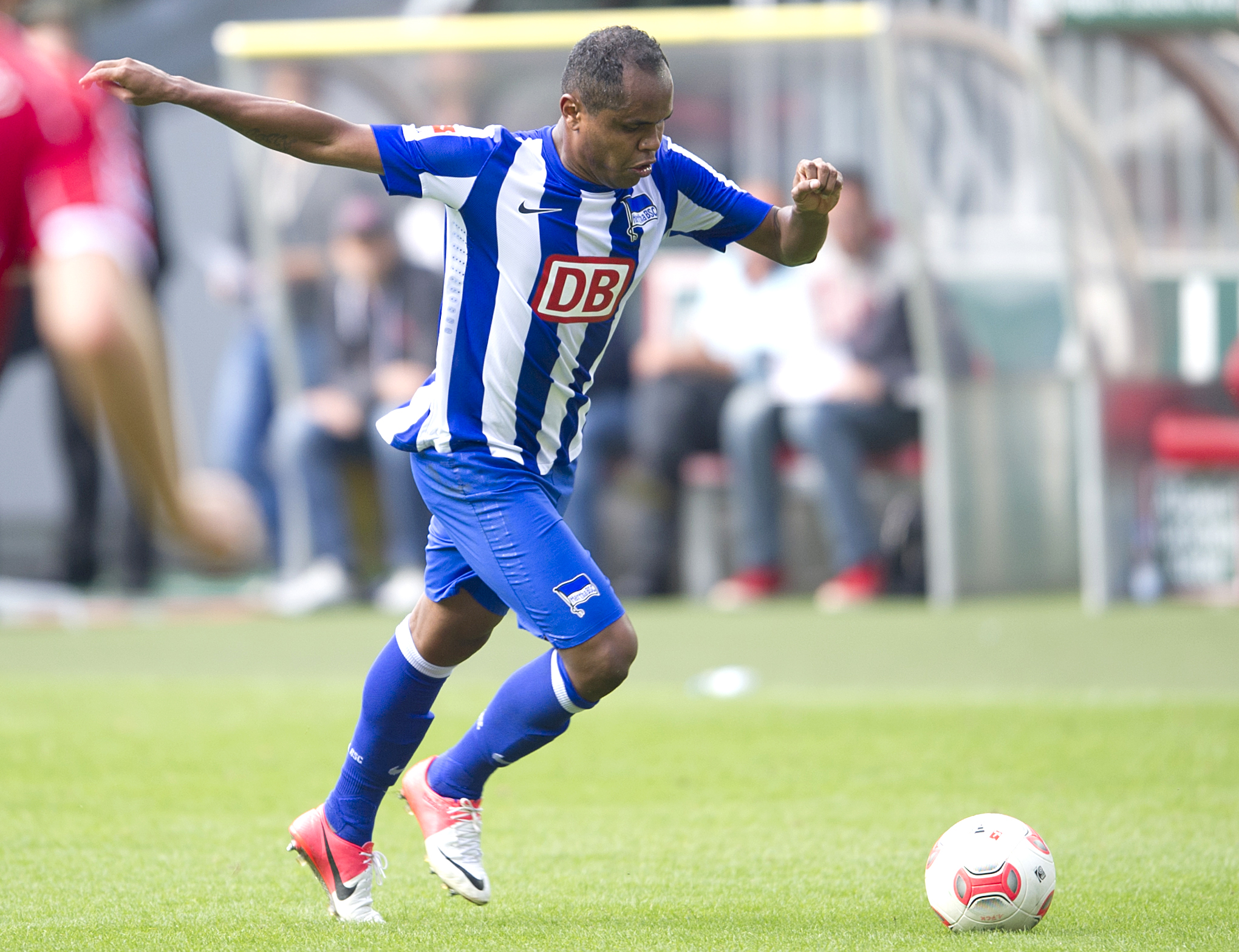 Ronny zieht im Duell mit dem FCK ab.