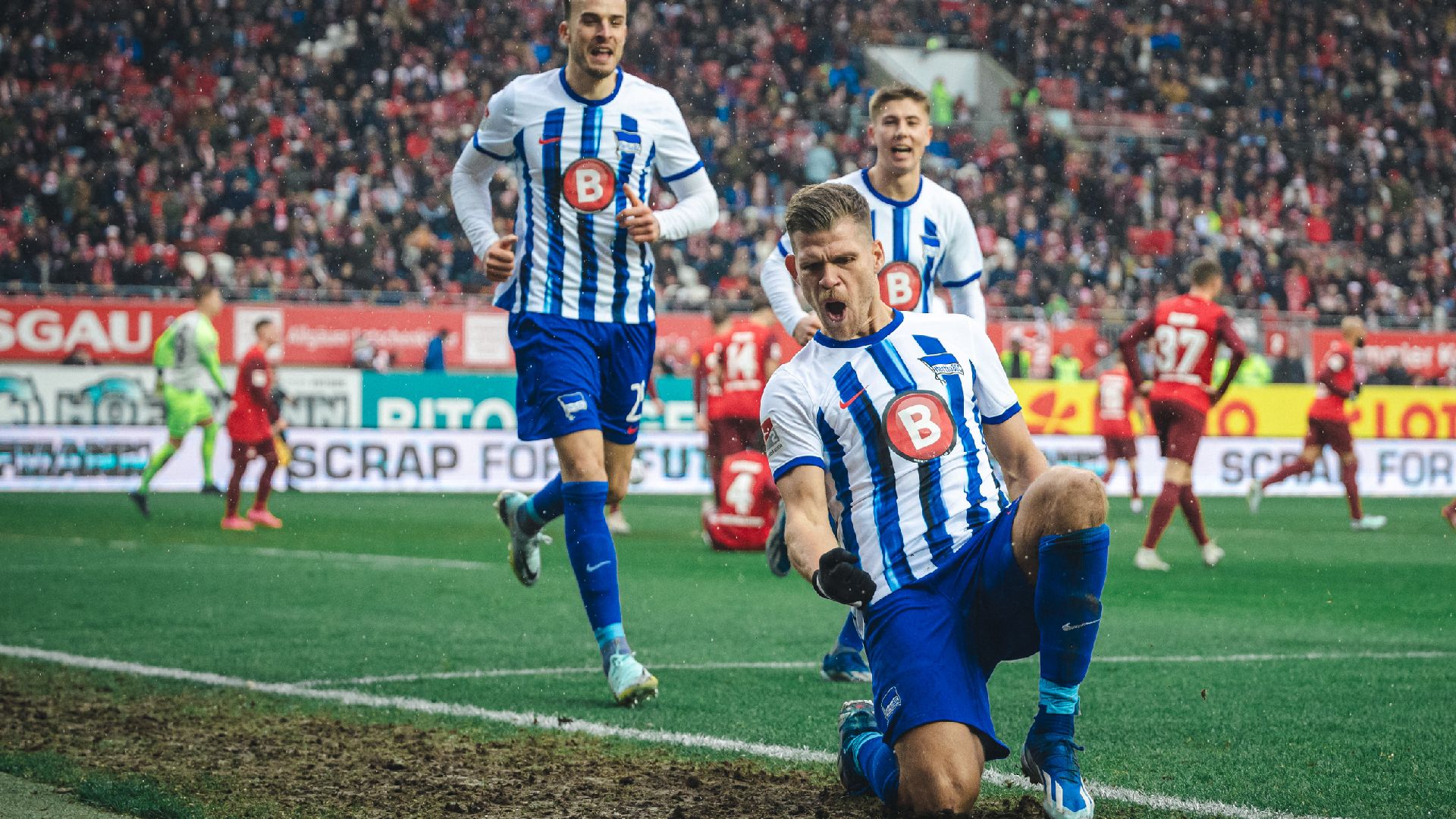 Florian Niederlechner bejubelt sein Fallrückzieher-Tor.
