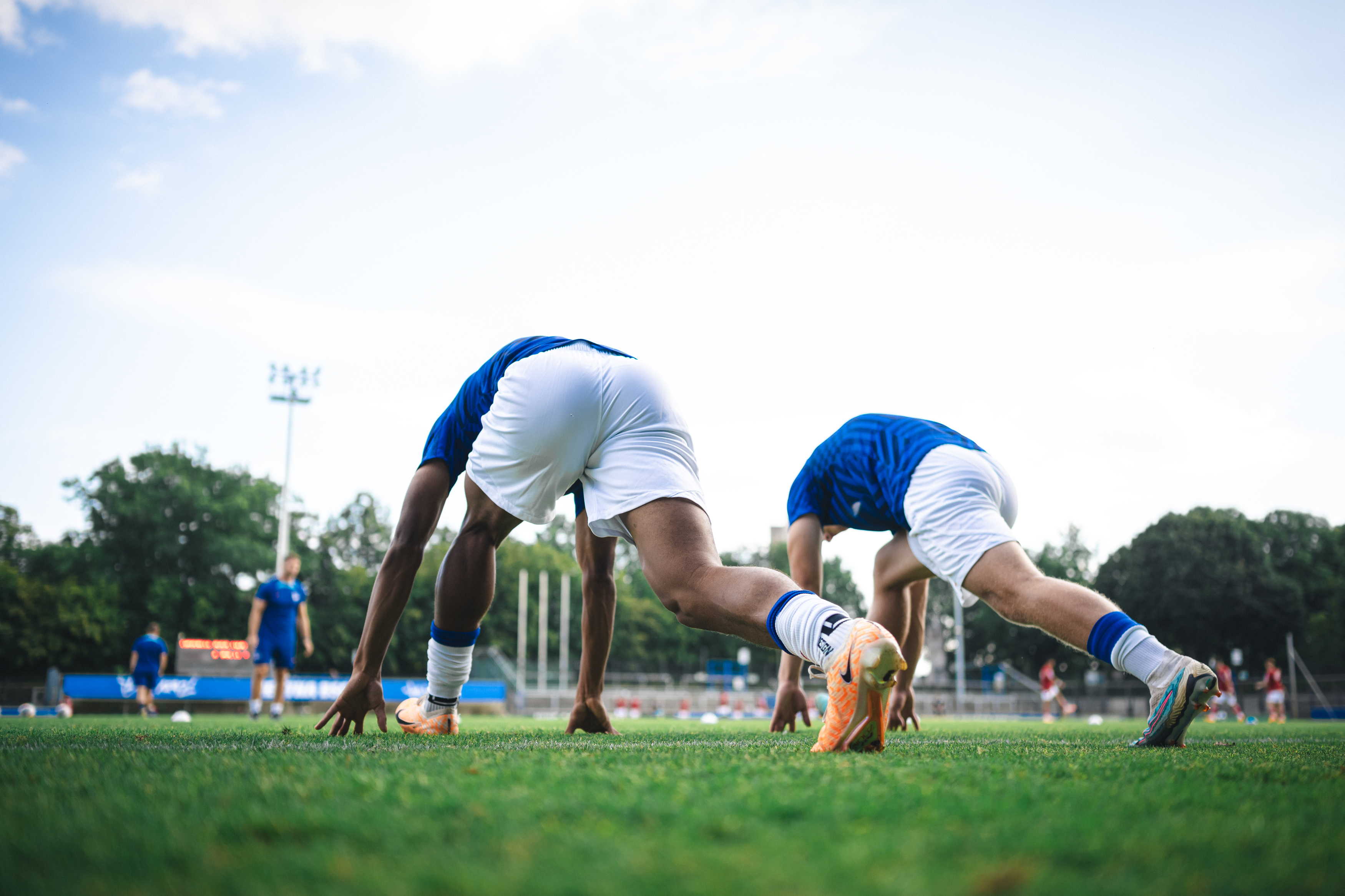 Die Spieler unserer U19 dehnen sich.