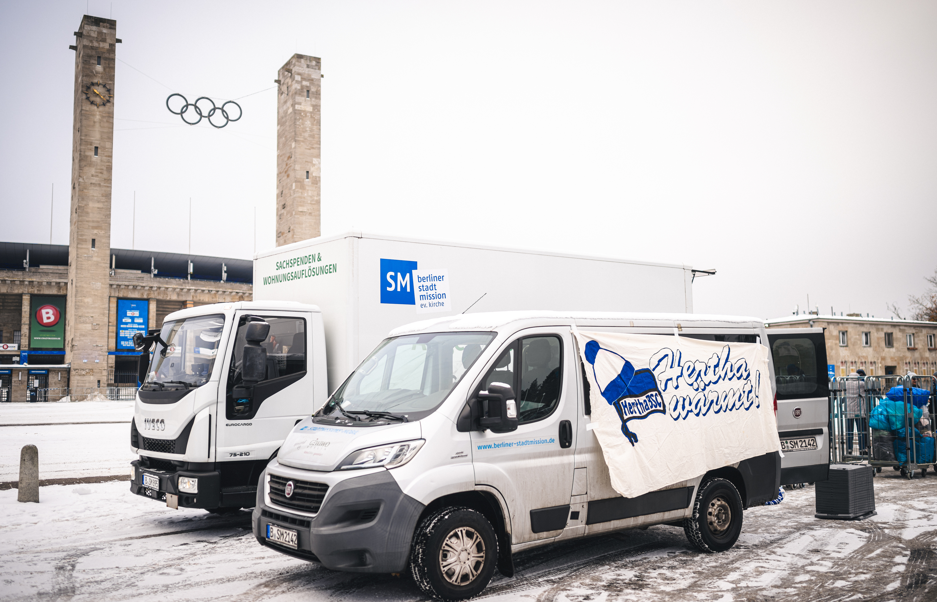 Die Fahrzeuge zum Transport der Spenden rund um Hertha wärmt.